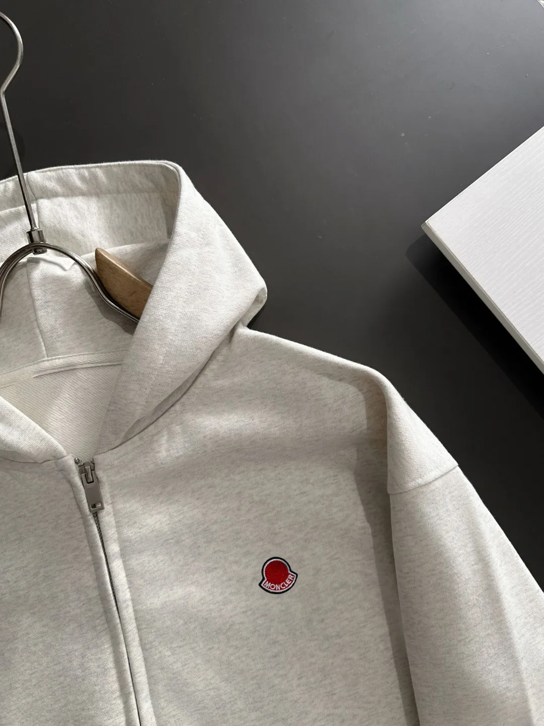 Next day delivery P460 High quality MONCLER/muzzle Exclusive debut of 25ss new autumn and winter lapel double zipper hooded sweatshirt jacket Many stars have the same style. Craftsmanship that ordinary small workshops cannot copy. We are not afraid of any challenges in terms of materials, detail restoration and craftsmanship, just to provide you with wonderful products. Compare the top original versions at will. No expense is spared just to do better. Unique imported fabric feel. Purely imported German machine production. Precision operation and thousands of needle density. A full set of new accessories with three standards can be customized at the same time. The upper body is versatile and fashionable. The perfect choice for autumn and winter. The must-have item. Size chart: S to XXL (or state your height and weight when placing an order)
