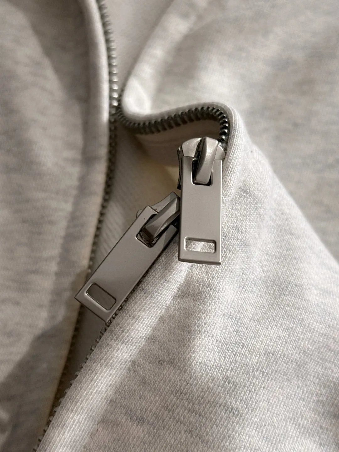 Next day delivery P460 High quality MONCLER/muzzle Exclusive debut of 25ss new autumn and winter lapel double zipper hooded sweatshirt jacket Many stars have the same style. Craftsmanship that ordinary small workshops cannot copy. We are not afraid of any challenges in terms of materials, detail restoration and craftsmanship, just to provide you with wonderful products. Compare the top original versions at will. No expense is spared just to do better. Unique imported fabric feel. Purely imported German machine production. Precision operation and thousands of needle density. A full set of new accessories with three standards can be customized at the same time. The upper body is versatile and fashionable. The perfect choice for autumn and winter. The must-have item. Size chart: S to XXL (or state your height and weight when placing an order)