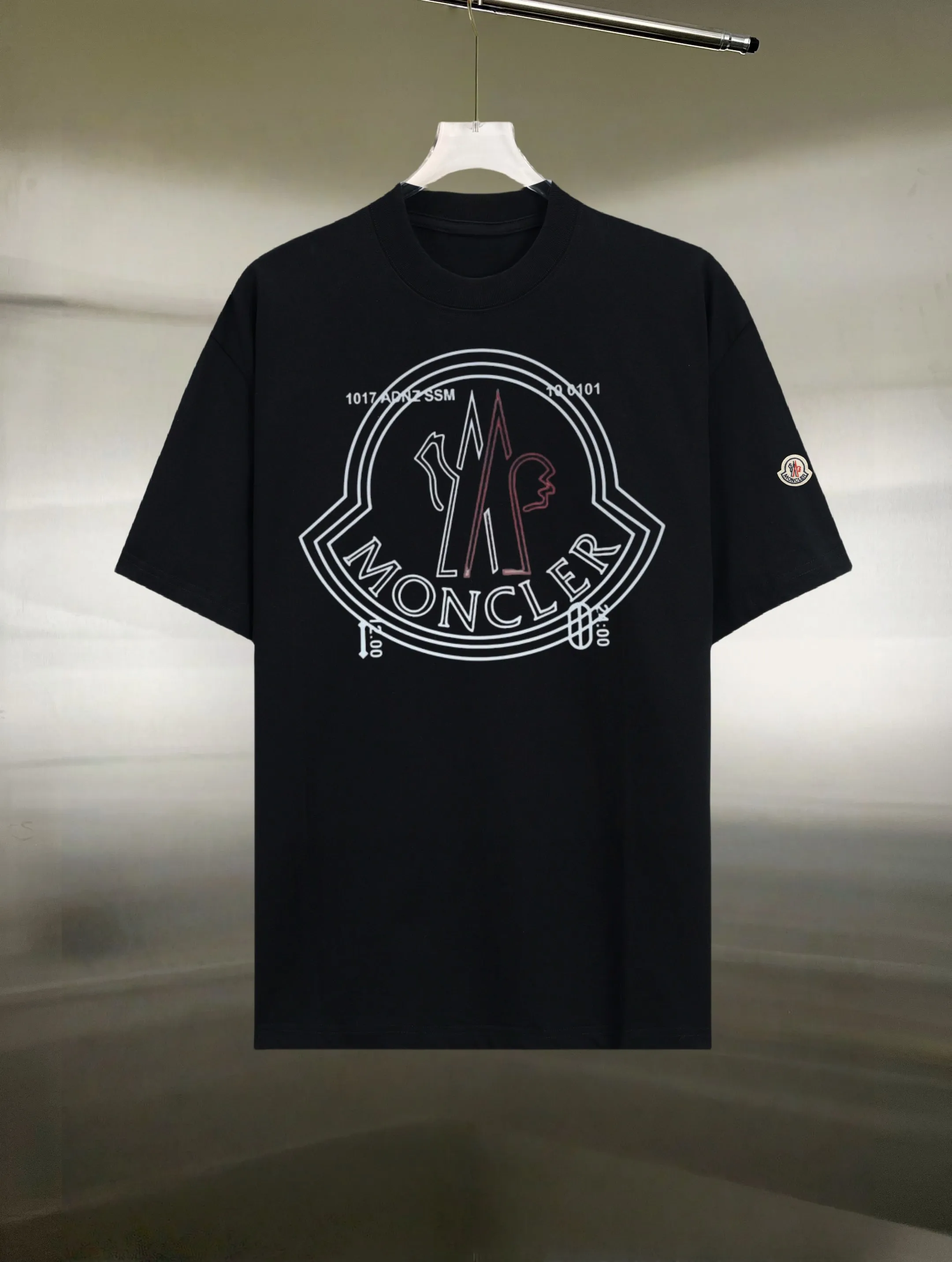 P130 Style: Moncler/muzzled short-sleeved T-shirt Fabric: 300g double yarn 100% cotton Rib: 320g Solona Process: Printing Color: White Black Size: S M L XL XXL No gender distinction, same style for men and women