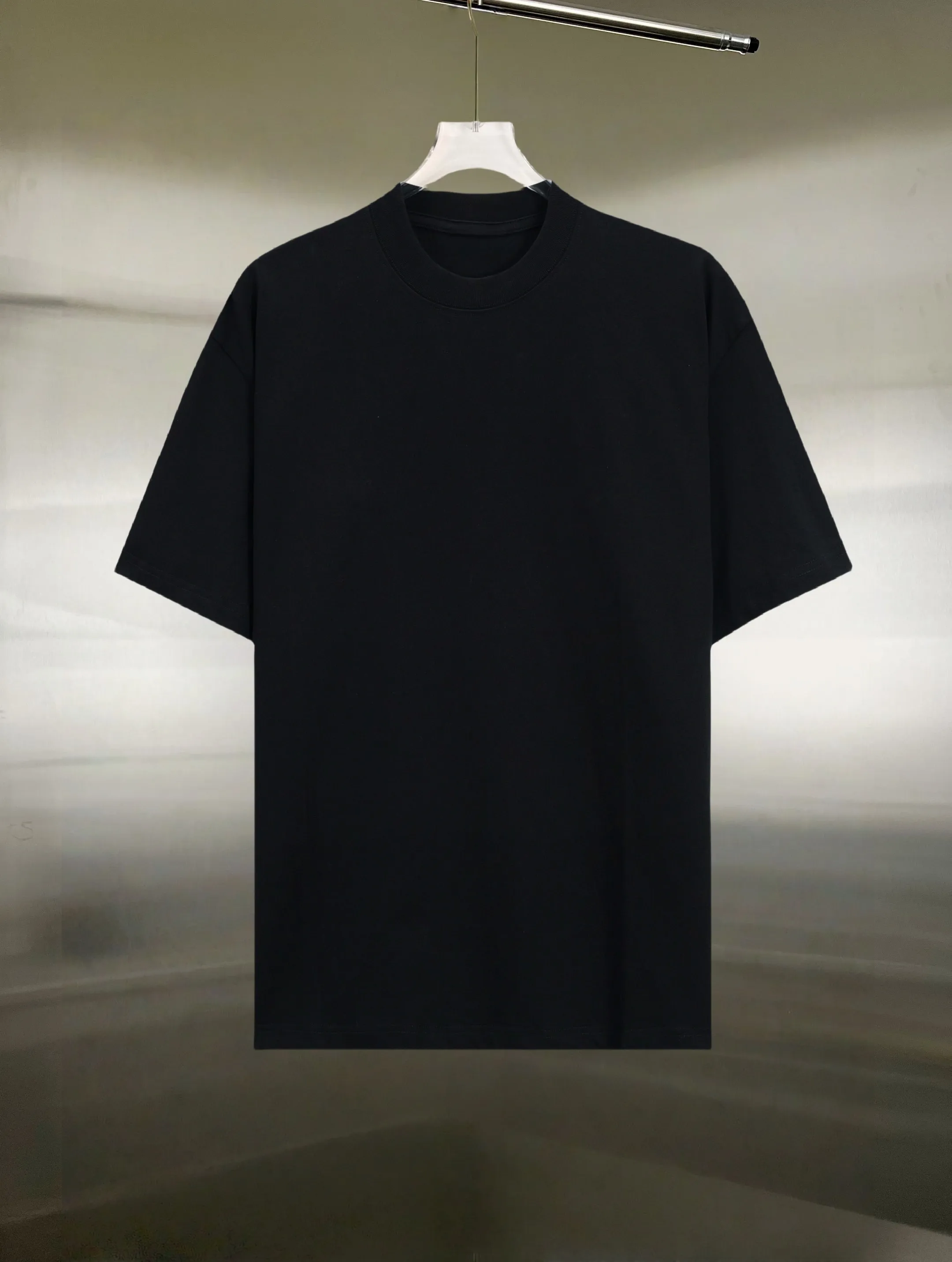 P130 Style: Moncler/muzzled short-sleeved T-shirt Fabric: 300g double yarn 100% cotton Rib: 320g Solona Process: Printing Color: White Black Size: S M L XL XXL No gender distinction, same style for men and women