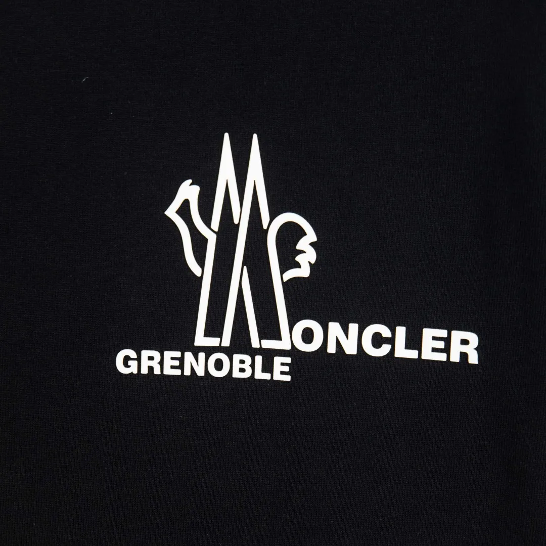 P190 💰 zp version [exclusive supply] MONCLER/muzzled 300g round neck short-sleeved T-shirt brand classic three-dimensional offset printing letter LOGO embossing process official synchronization high version high quality fashion personality versatile trend pure original quality original fabric hang tag collar label washed wheat three standards complete Color: black. White. Size: S M L XL XXL Number: WS10017
