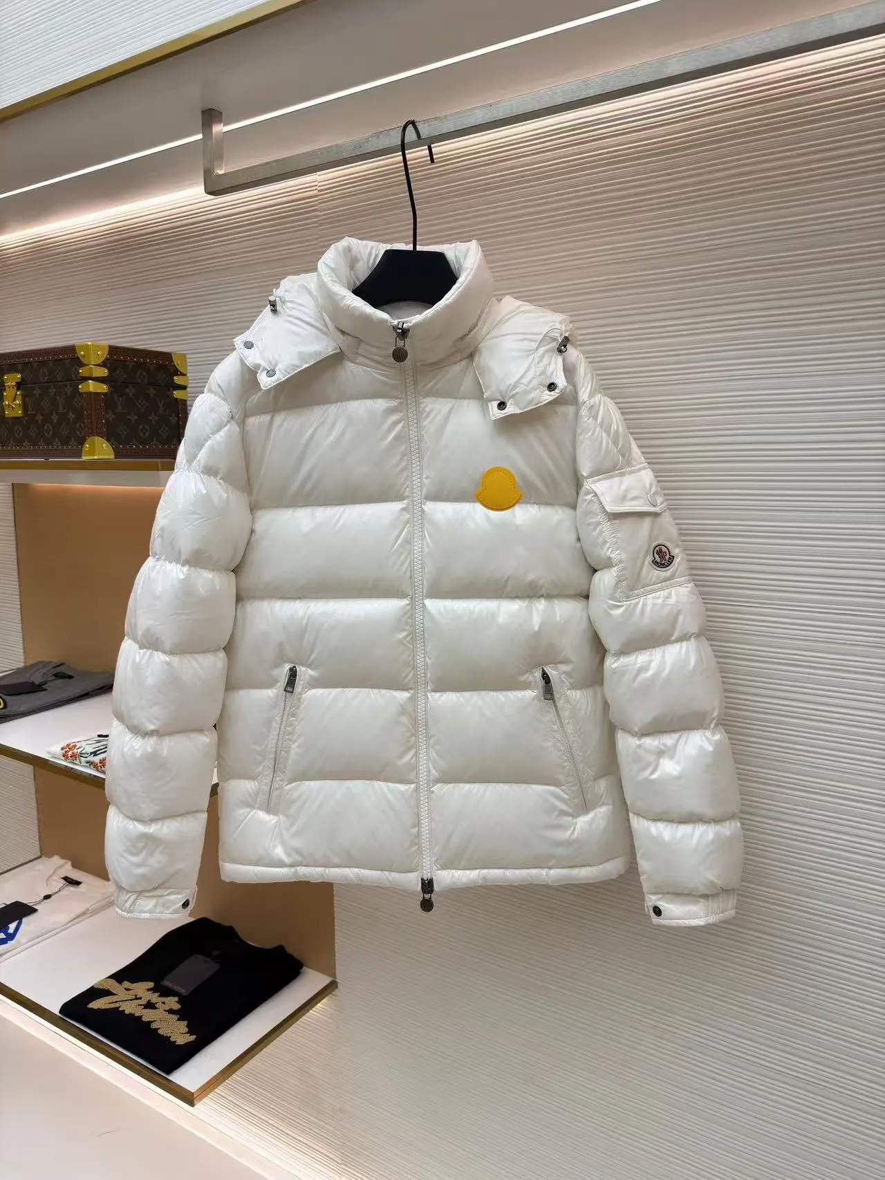 P720 MONCLER Meng Mouth Maya Down Jacket: Color/off-white, black Size: M. L. Zipper pendant with custom logo Fabric: 400D bright nylon, anti-fouling, anti-wrinkle, waterproof and windproof, very wear-resistant, breathable and comfortable.           Embroidery: Straight lines, smooth curves, dense and neat stitches, no jagged edges, flat embroidery surface, no skewed threads, consistent stitch length, no bottom exposed, no overlap, smooth embroidery surface, no ink marks and other stains. Advanced imported embroidery machines are used to ensure embroidery quality.