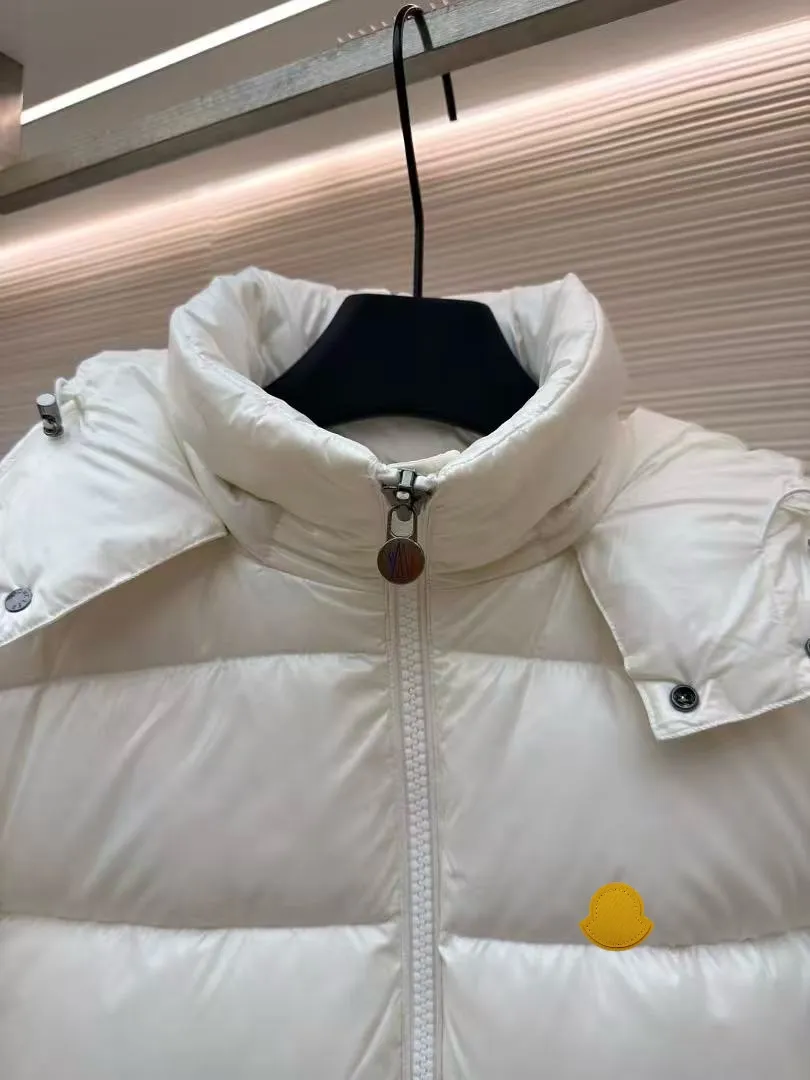 P720 MONCLER Meng Mouth Maya Down Jacket: Color/off-white, black Size: M. L. Zipper pendant with custom logo Fabric: 400D bright nylon, anti-fouling, anti-wrinkle, waterproof and windproof, very wear-resistant, breathable and comfortable.           Embroidery: Straight lines, smooth curves, dense and neat stitches, no jagged edges, flat embroidery surface, no skewed threads, consistent stitch length, no bottom exposed, no overlap, smooth embroidery surface, no ink marks and other stains. Advanced imported embroidery machines are used to ensure embroidery quality.