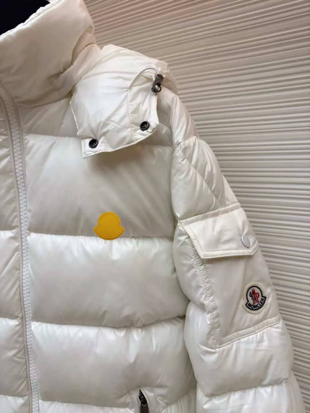 P720 MONCLER Meng Mouth Maya Down Jacket: Color/off-white, black Size: M. L. Zipper pendant with custom logo Fabric: 400D bright nylon, anti-fouling, anti-wrinkle, waterproof and windproof, very wear-resistant, breathable and comfortable.           Embroidery: Straight lines, smooth curves, dense and neat stitches, no jagged edges, flat embroidery surface, no skewed threads, consistent stitch length, no bottom exposed, no overlap, smooth embroidery surface, no ink marks and other stains. Advanced imported embroidery machines are used to ensure embroidery quality.