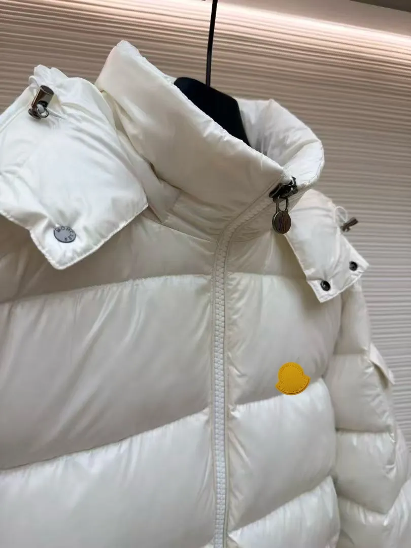 P720 MONCLER Meng Mouth Maya Down Jacket: Color/off-white, black Size: M. L. Zipper pendant with custom logo Fabric: 400D bright nylon, anti-fouling, anti-wrinkle, waterproof and windproof, very wear-resistant, breathable and comfortable.           Embroidery: Straight lines, smooth curves, dense and neat stitches, no jagged edges, flat embroidery surface, no skewed threads, consistent stitch length, no bottom exposed, no overlap, smooth embroidery surface, no ink marks and other stains. Advanced imported embroidery machines are used to ensure embroidery quality.
