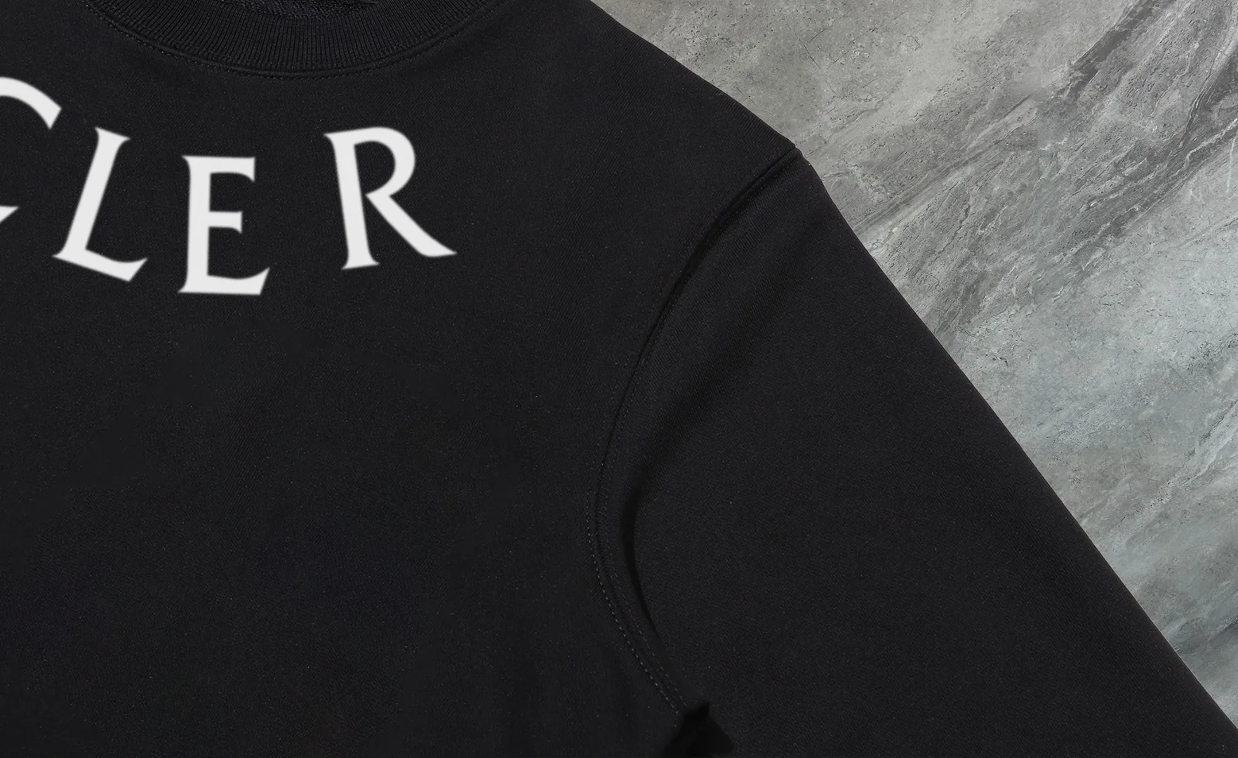 P210 High-version sweatshirt) [Long-term stock] 〖𝐌𝐎𝐍𝐂𝐋𝐄𝐑~Mask〗 Made of 440g heavy-weight fabric. It is different from the market currency. It can be matched with any variety and is properly handsome. 😎The whole dress is made of double waistcoats. The double waistcoats make the whole dress more three-dimensional. Not ordinary factories can do such fine work. 2025 Spring runway version of the T stage, on sale at the counter, round neck terry sweatshirt, high-end double-strand pure cotton, custom-made stretch ribs, dyed in the same vat, complete with three standards, matched with exquisite embroidered LOGO on the chest, simple and advanced, same style for men and women. Color: black, apricot, white, size: S M L XL 2XL