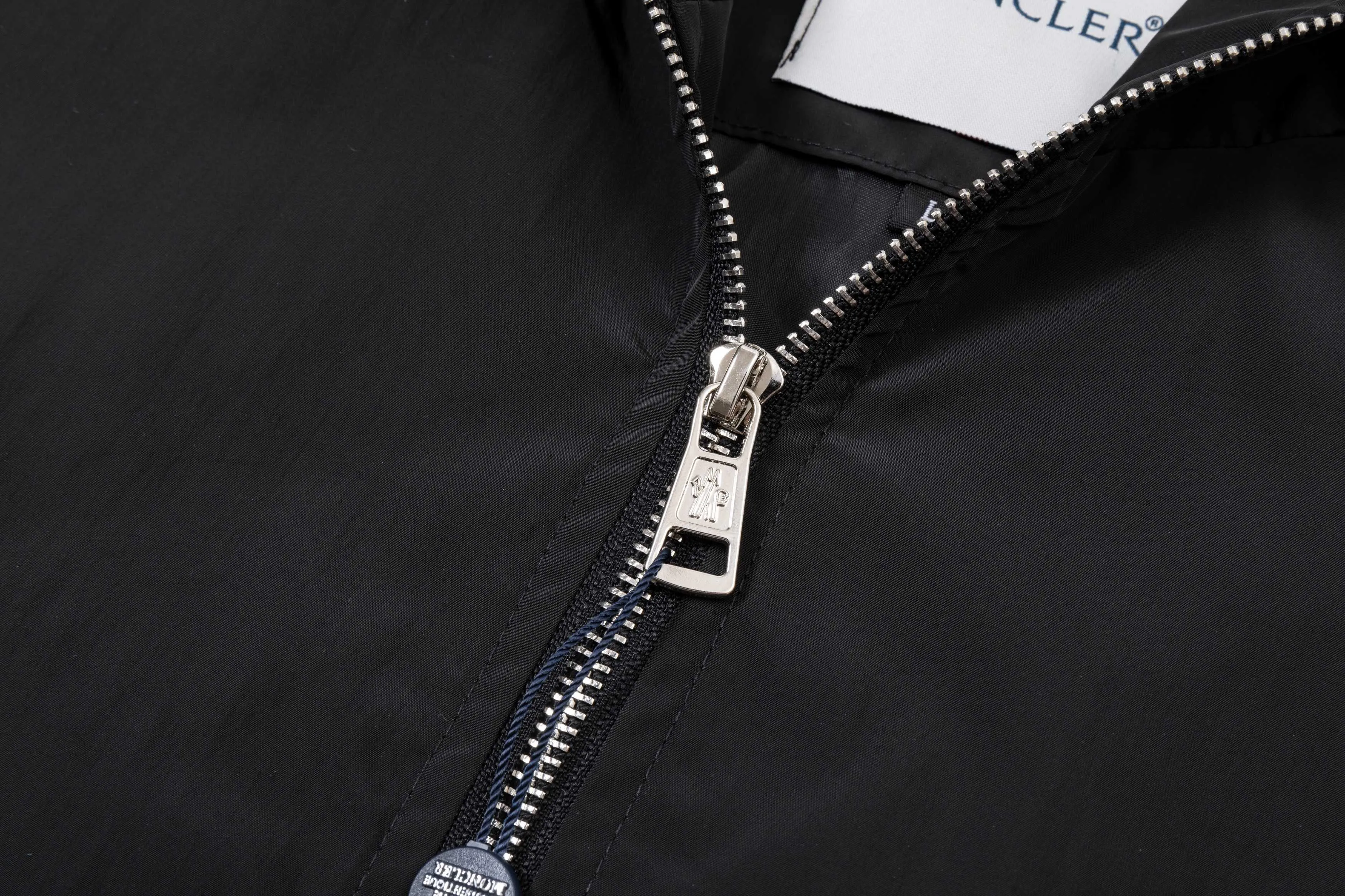 P340 MONCLER 2025 new autumn and winter hooded windbreaker jacket, synchronized with the official website. Stylish style, rigorous workmanship, neat wiring, good upper body effect, original custom-made hardware zipper, code number: M-3XL, color: picture color
