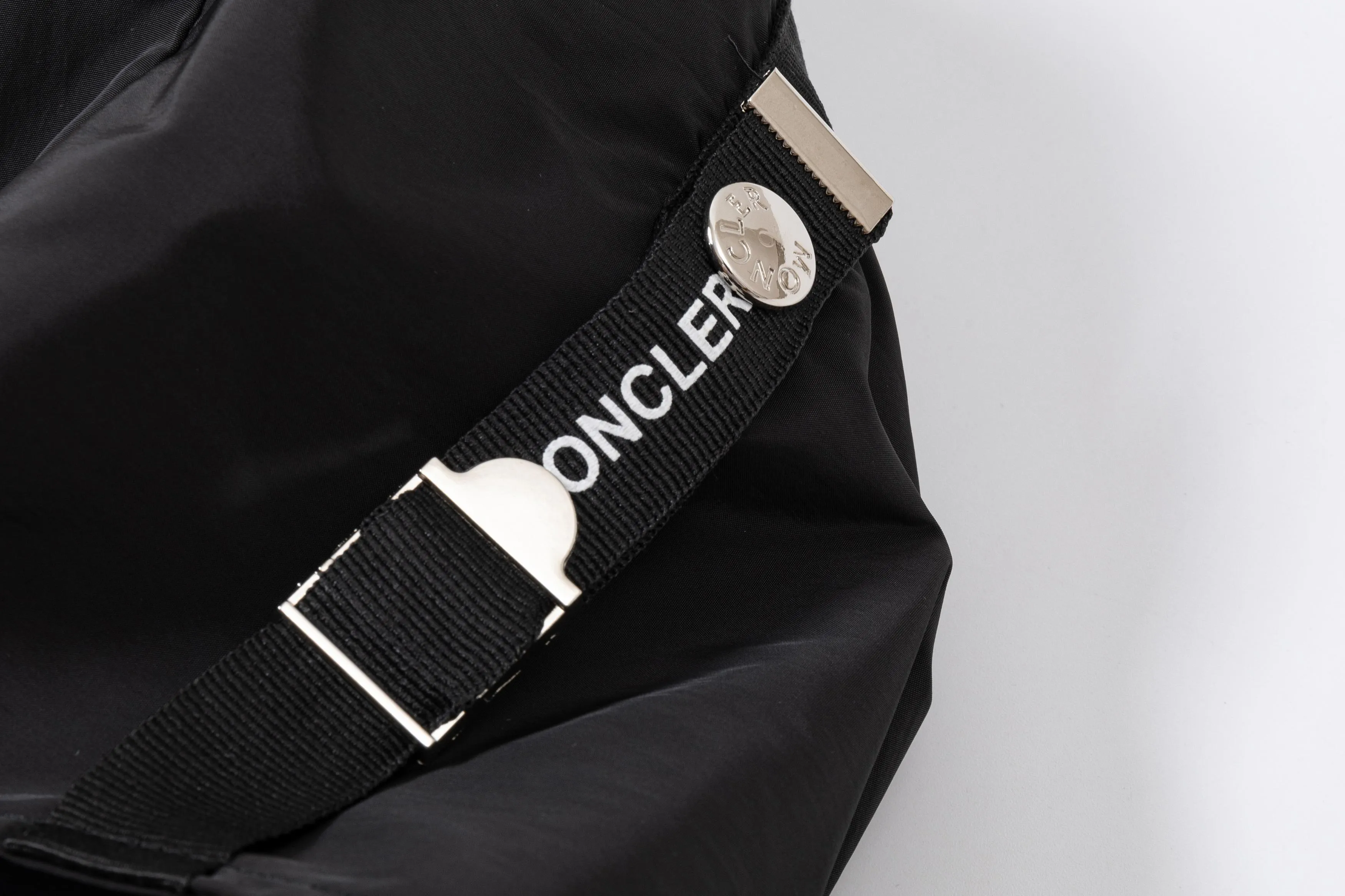 P340 MONCLER 2025 new autumn and winter hooded windbreaker jacket, synchronized with the official website. Stylish style, rigorous workmanship, neat wiring, good upper body effect, original custom-made hardware zipper, code number: M-3XL, color: picture color