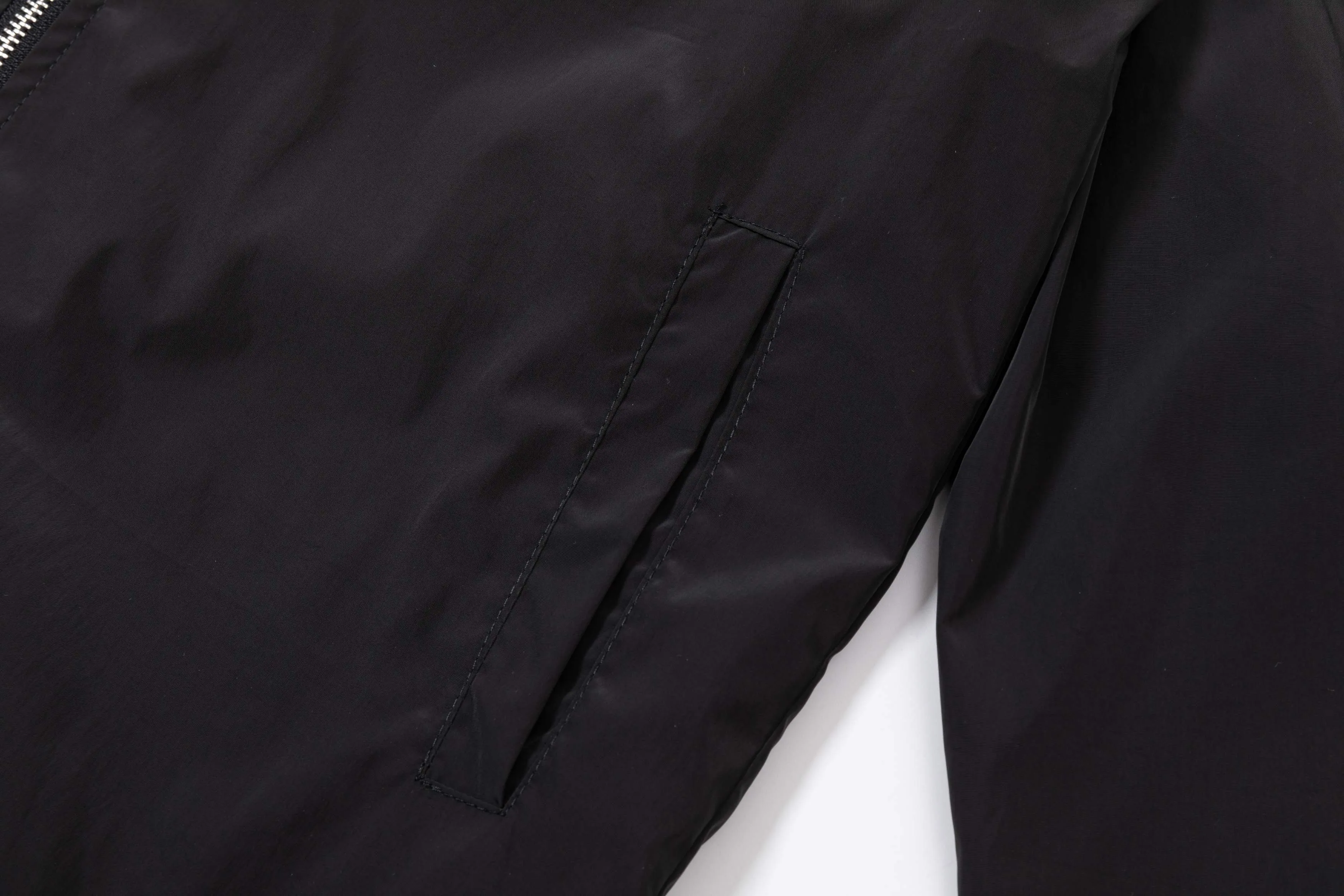 P340 MONCLER 2025 new autumn and winter hooded windbreaker jacket, synchronized with the official website. Stylish style, rigorous workmanship, neat wiring, good upper body effect, original custom-made hardware zipper, code number: M-3XL, color: picture color