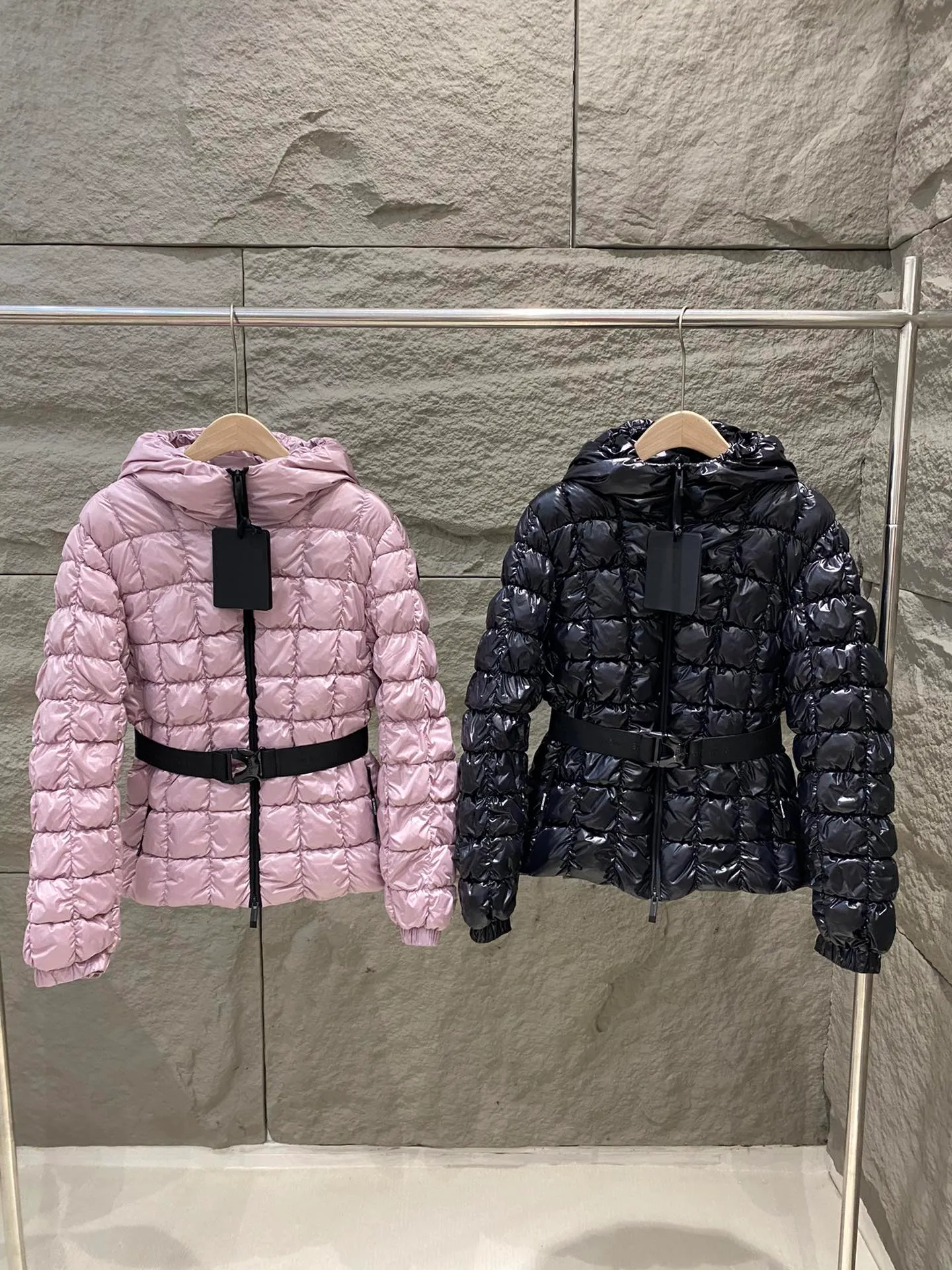 P900 Moncler New Product Eynard Hooded Square Quilted Short Down Jacket Women's Jacket The Eynard down jacket uses square patterns to interpret geometric quilting, showing an eye-catching design. Short fit in nylonlaqué fabric with an elastic waistband that accentuates the flared silhouette. Color: Pink/Black Size: 0/1/2
