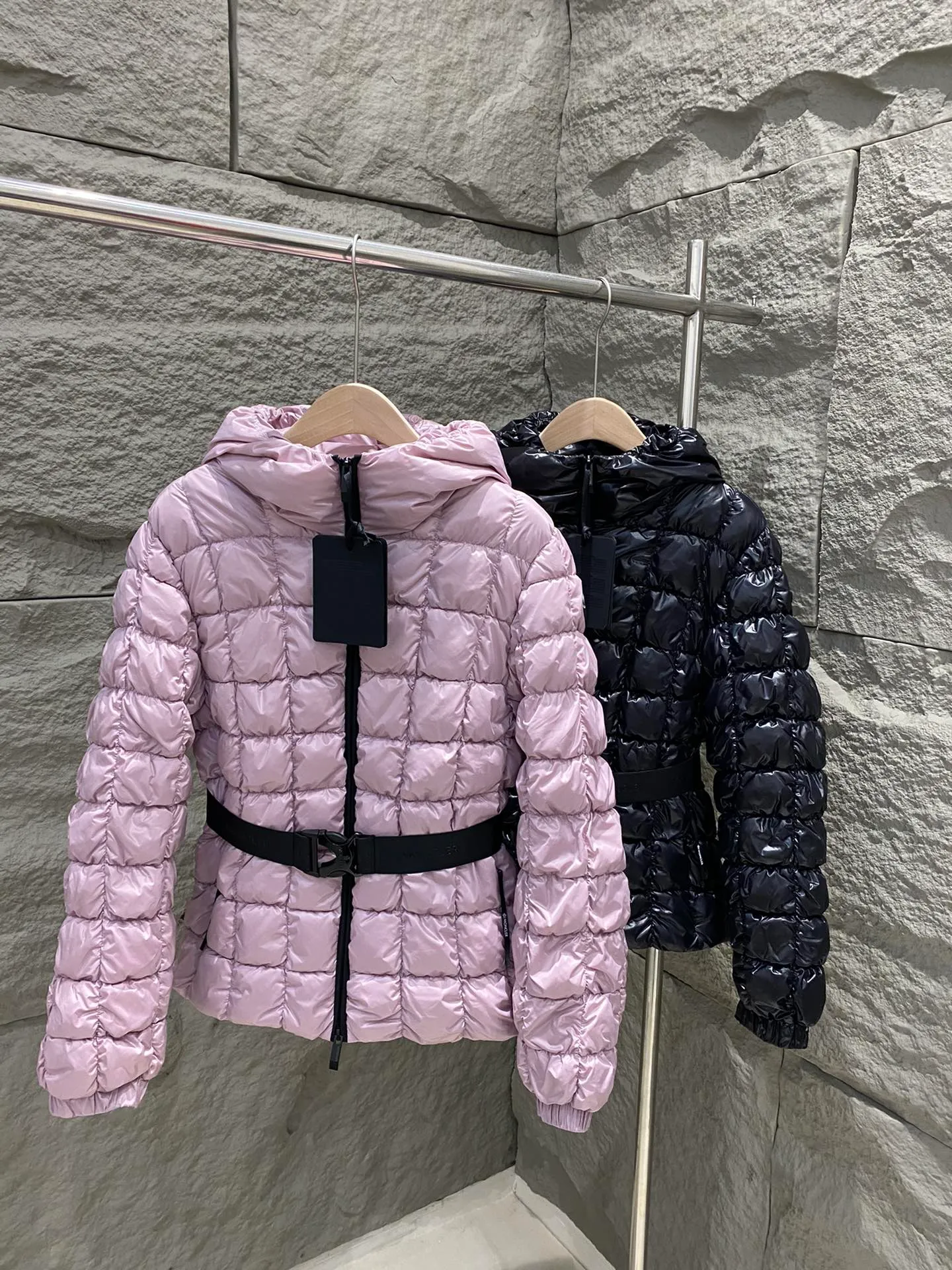 P900 Moncler New Product Eynard Hooded Square Quilted Short Down Jacket Women's Jacket The Eynard down jacket uses square patterns to interpret geometric quilting, showing an eye-catching design. Short fit in nylonlaqué fabric with an elastic waistband that accentuates the flared silhouette. Color: Pink/Black Size: 0/1/2