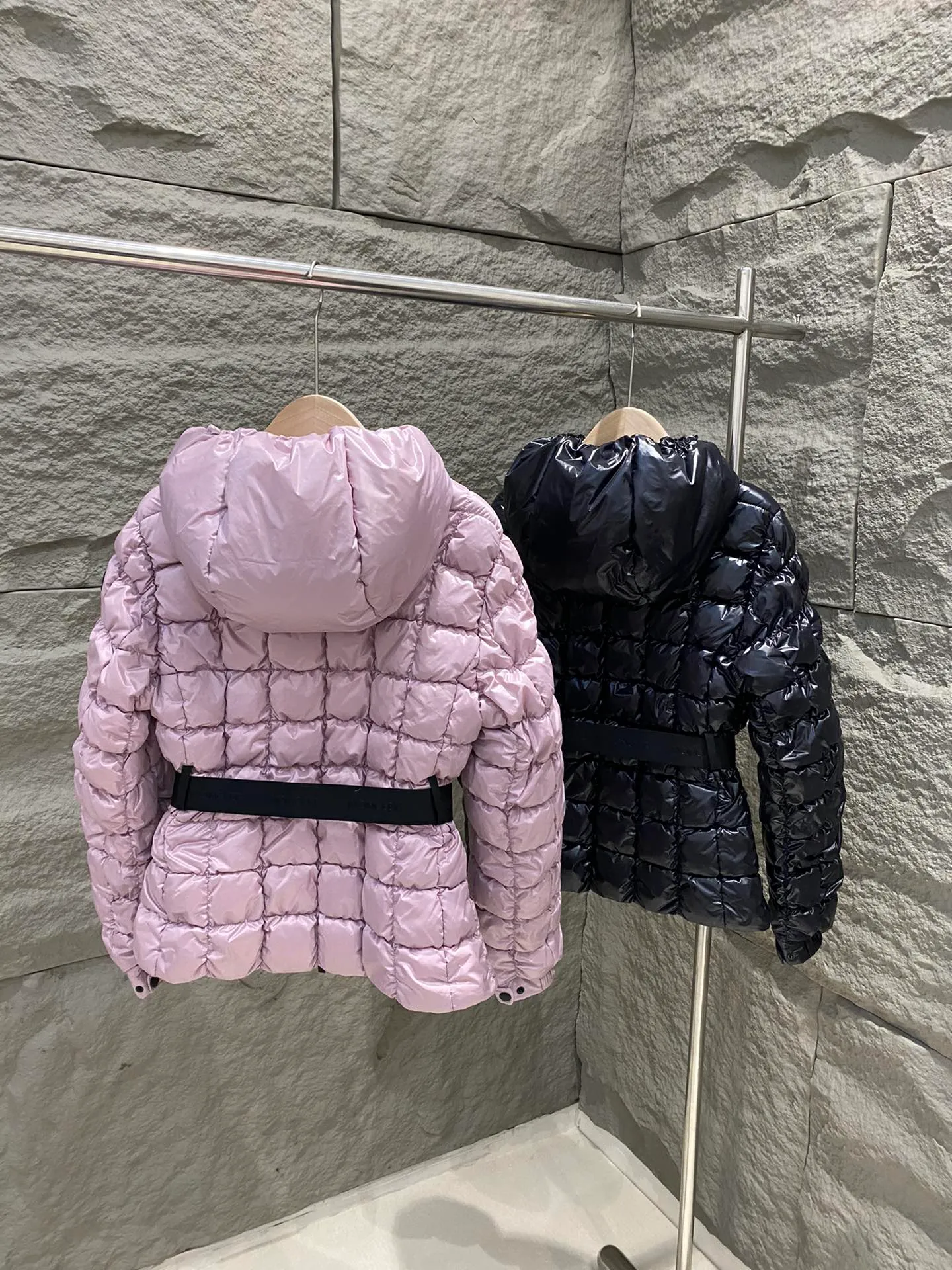 P900 Moncler New Product Eynard Hooded Square Quilted Short Down Jacket Women's Jacket The Eynard down jacket uses square patterns to interpret geometric quilting, showing an eye-catching design. Short fit in nylonlaqué fabric with an elastic waistband that accentuates the flared silhouette. Color: Pink/Black Size: 0/1/2