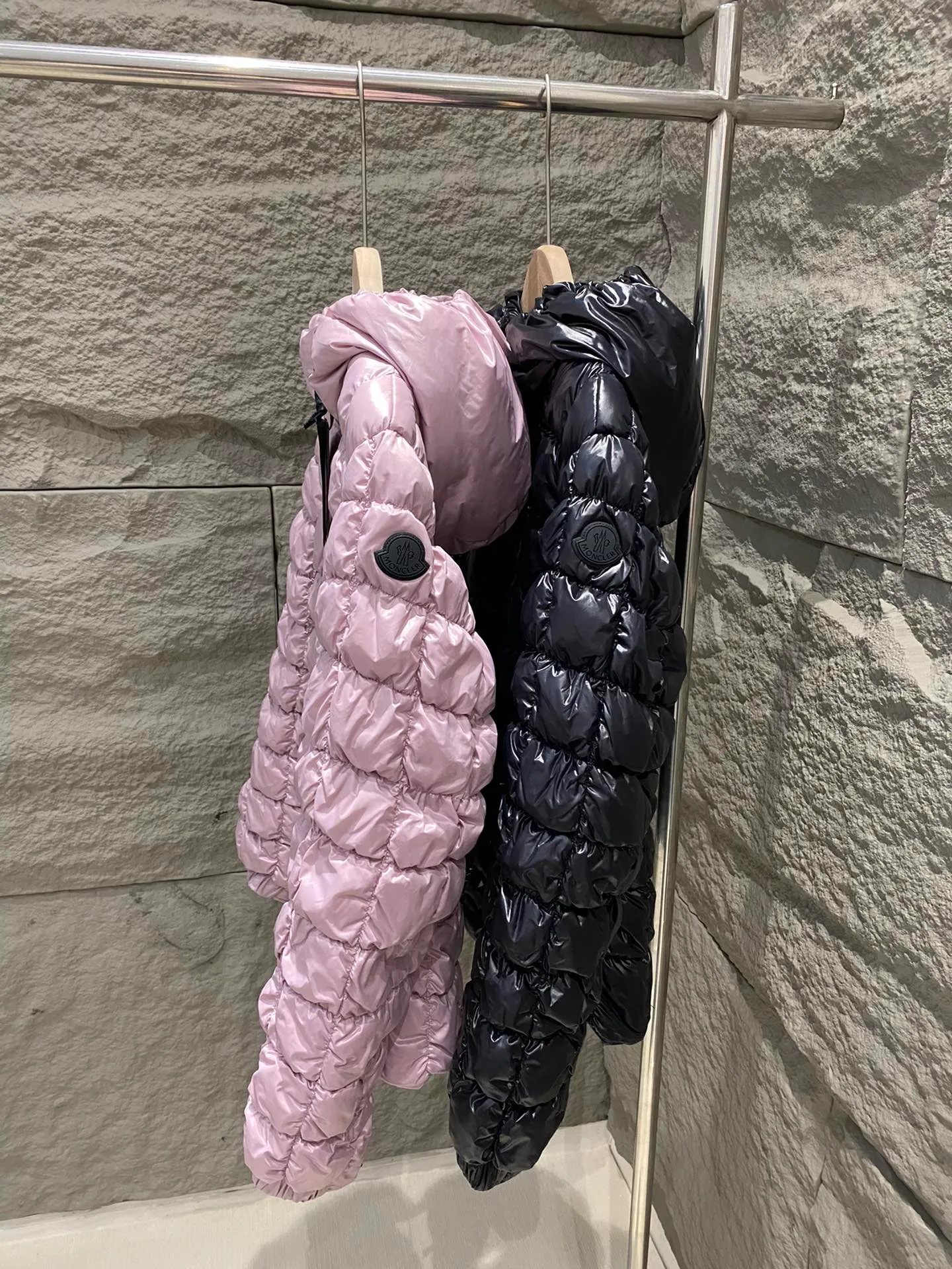 P900 Moncler New Product Eynard Hooded Square Quilted Short Down Jacket Women's Jacket The Eynard down jacket uses square patterns to interpret geometric quilting, showing an eye-catching design. Short fit in nylonlaqué fabric with an elastic waistband that accentuates the flared silhouette. Color: Pink/Black Size: 0/1/2