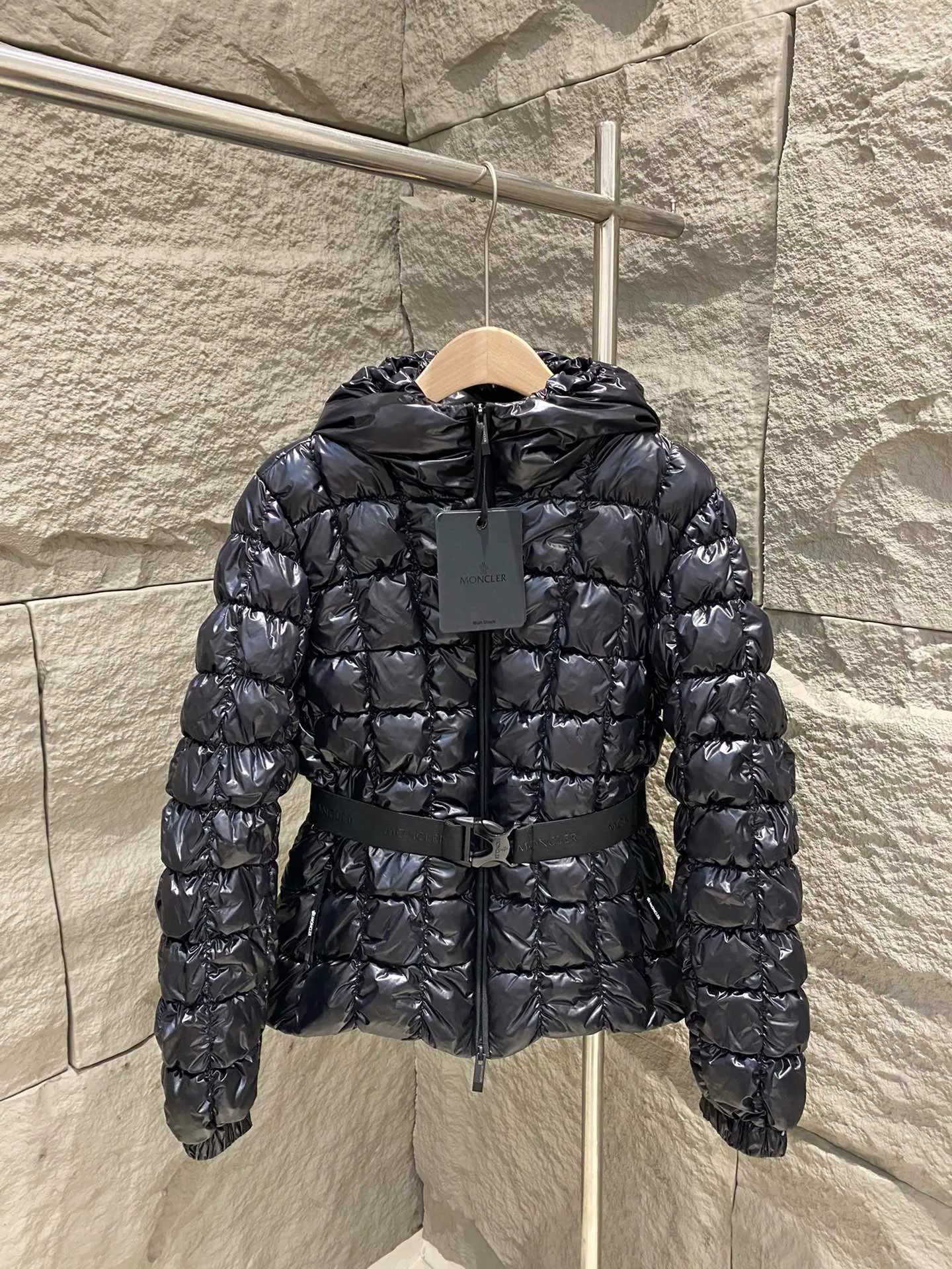 P900 Moncler New Product Eynard Hooded Square Quilted Short Down Jacket Women's Jacket The Eynard down jacket uses square patterns to interpret geometric quilting, showing an eye-catching design. Short fit in nylonlaqué fabric with an elastic waistband that accentuates the flared silhouette. Color: Pink/Black Size: 0/1/2