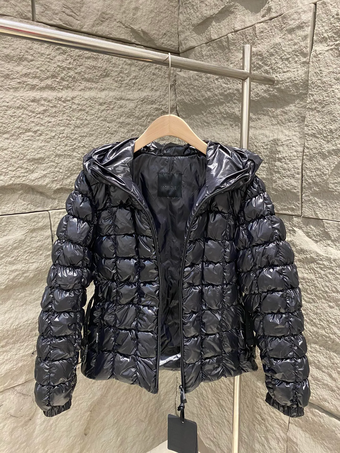 P900 Moncler New Product Eynard Hooded Square Quilted Short Down Jacket Women's Jacket The Eynard down jacket uses square patterns to interpret geometric quilting, showing an eye-catching design. Short fit in nylonlaqué fabric with an elastic waistband that accentuates the flared silhouette. Color: Pink/Black Size: 0/1/2