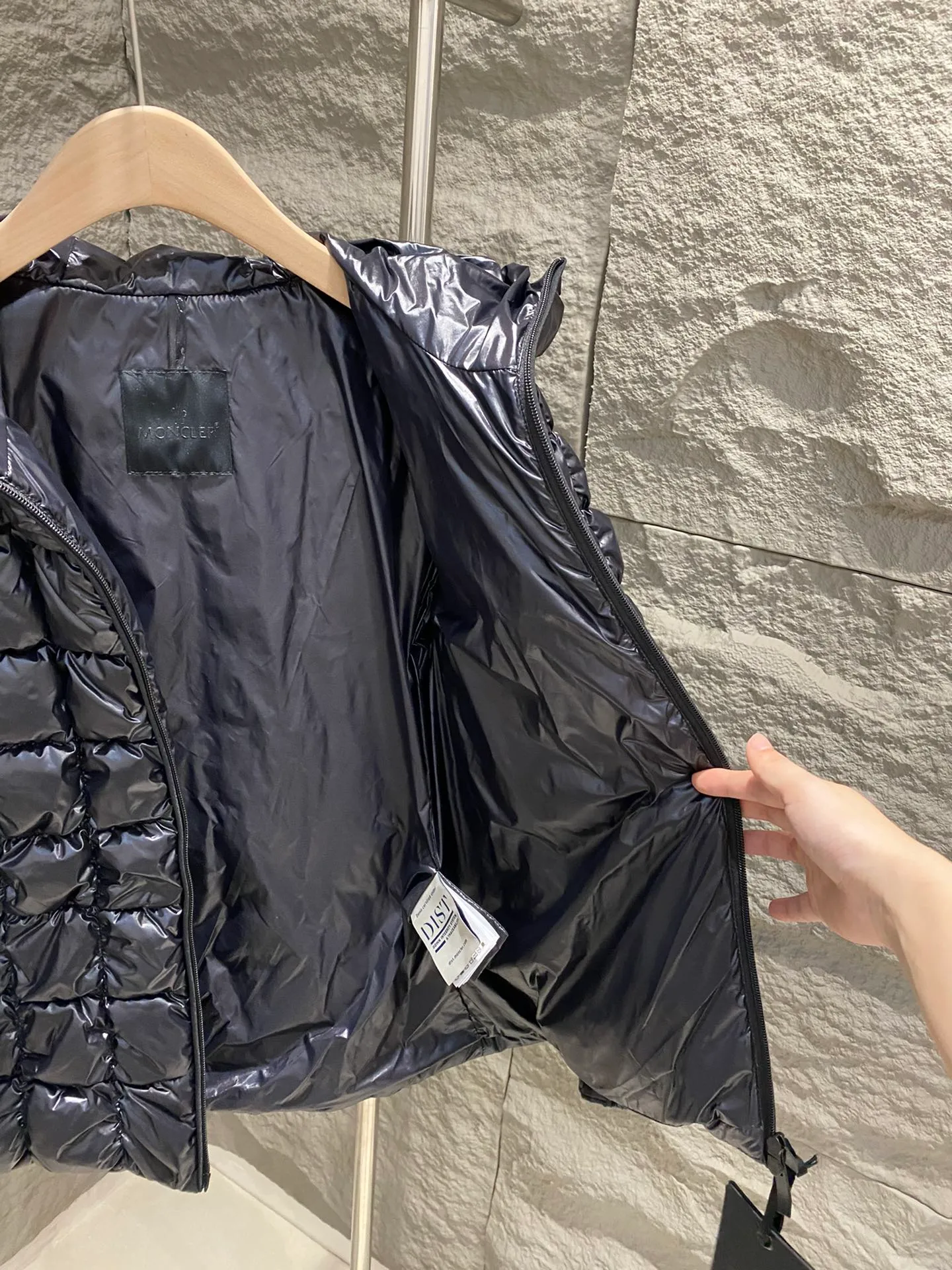 P900 Moncler New Product Eynard Hooded Square Quilted Short Down Jacket Women's Jacket The Eynard down jacket uses square patterns to interpret geometric quilting, showing an eye-catching design. Short fit in nylonlaqué fabric with an elastic waistband that accentuates the flared silhouette. Color: Pink/Black Size: 0/1/2