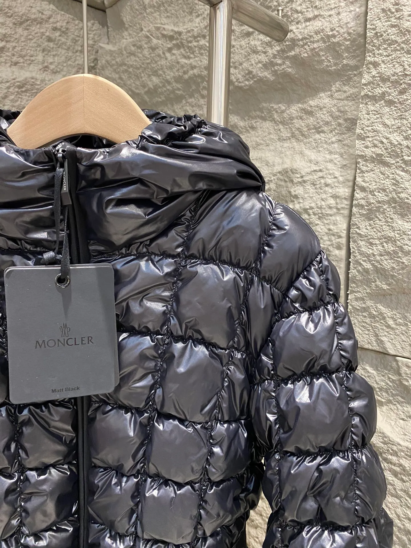P900 Moncler New Product Eynard Hooded Square Quilted Short Down Jacket Women's Jacket The Eynard down jacket uses square patterns to interpret geometric quilting, showing an eye-catching design. Short fit in nylonlaqué fabric with an elastic waistband that accentuates the flared silhouette. Color: Pink/Black Size: 0/1/2