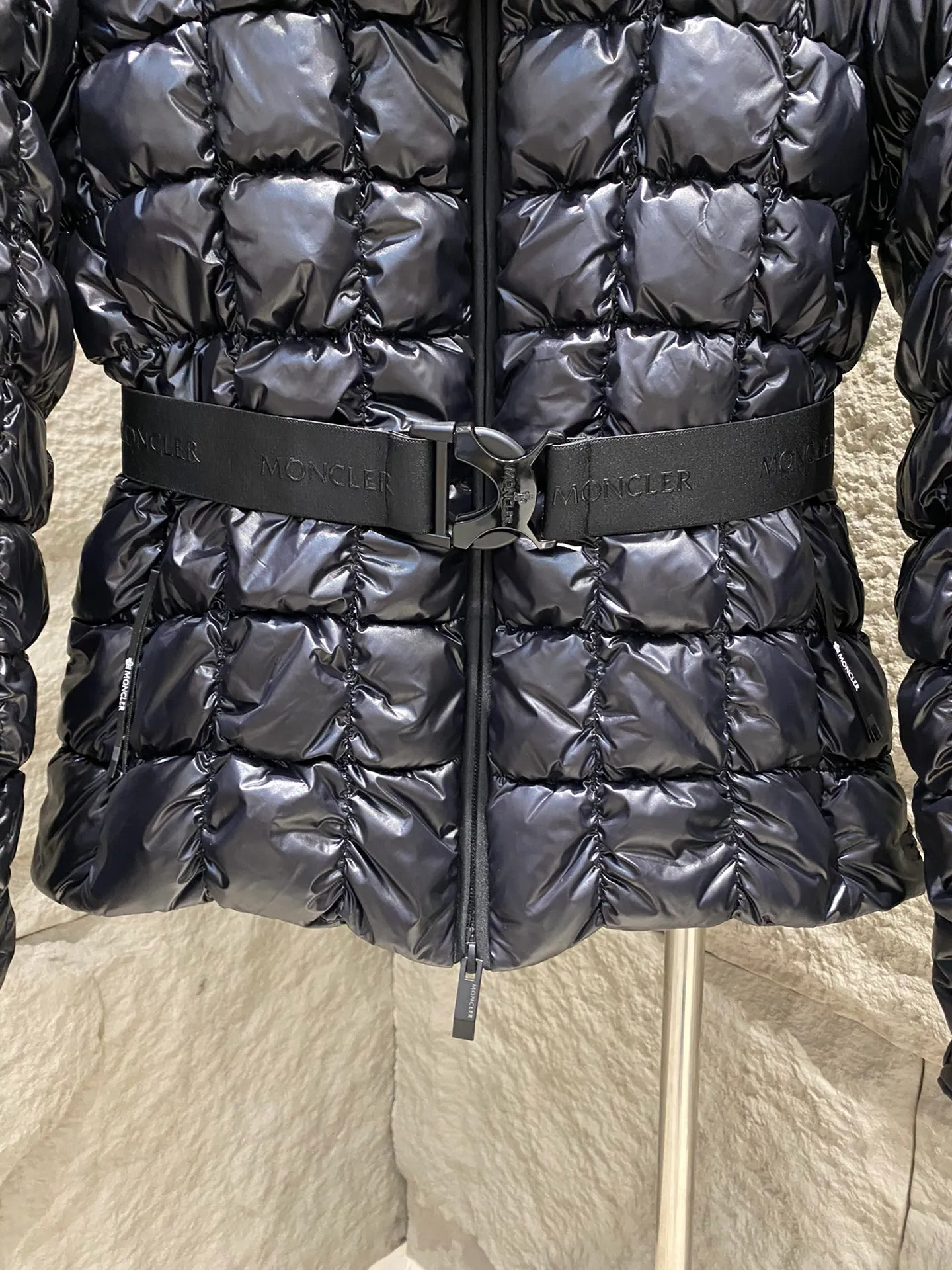 P900 Moncler New Product Eynard Hooded Square Quilted Short Down Jacket Women's Jacket The Eynard down jacket uses square patterns to interpret geometric quilting, showing an eye-catching design. Short fit in nylonlaqué fabric with an elastic waistband that accentuates the flared silhouette. Color: Pink/Black Size: 0/1/2