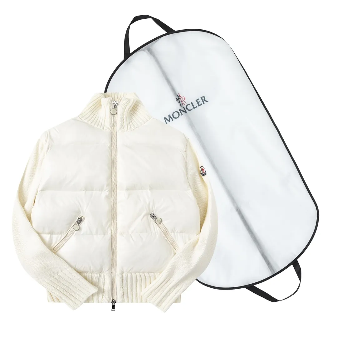 P620 with dust bag) Moncler/muzzle 🆕NEW new autumn and winter down spliced jacket #Down jacket #daily wear Monc*lerNEW23 new autumn and winter down spliced jacket, golden stand collar, large pockets on both sides designed with embroidered logo on the back, down filling for practical wearability while adding splicing popular elements ~ short version, solid color series full of high-end sense! Comfortable, fashionable and versatile! Black and white size: 1/2/3/4 (corresponds to S-XL)