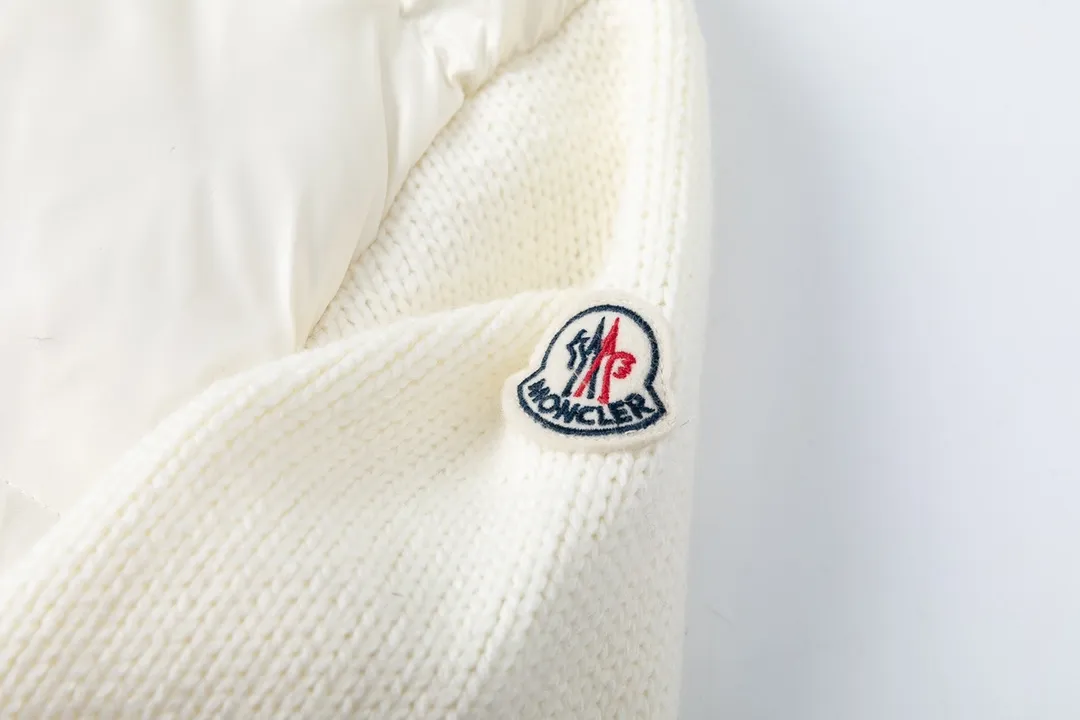 P620 with dust bag) Moncler/muzzle 🆕NEW new autumn and winter down spliced jacket #Down jacket #daily wear Monc*lerNEW23 new autumn and winter down spliced jacket, golden stand collar, large pockets on both sides designed with embroidered logo on the back, down filling for practical wearability while adding splicing popular elements ~ short version, solid color series full of high-end sense! Comfortable, fashionable and versatile! Black and white size: 1/2/3/4 (corresponds to S-XL)