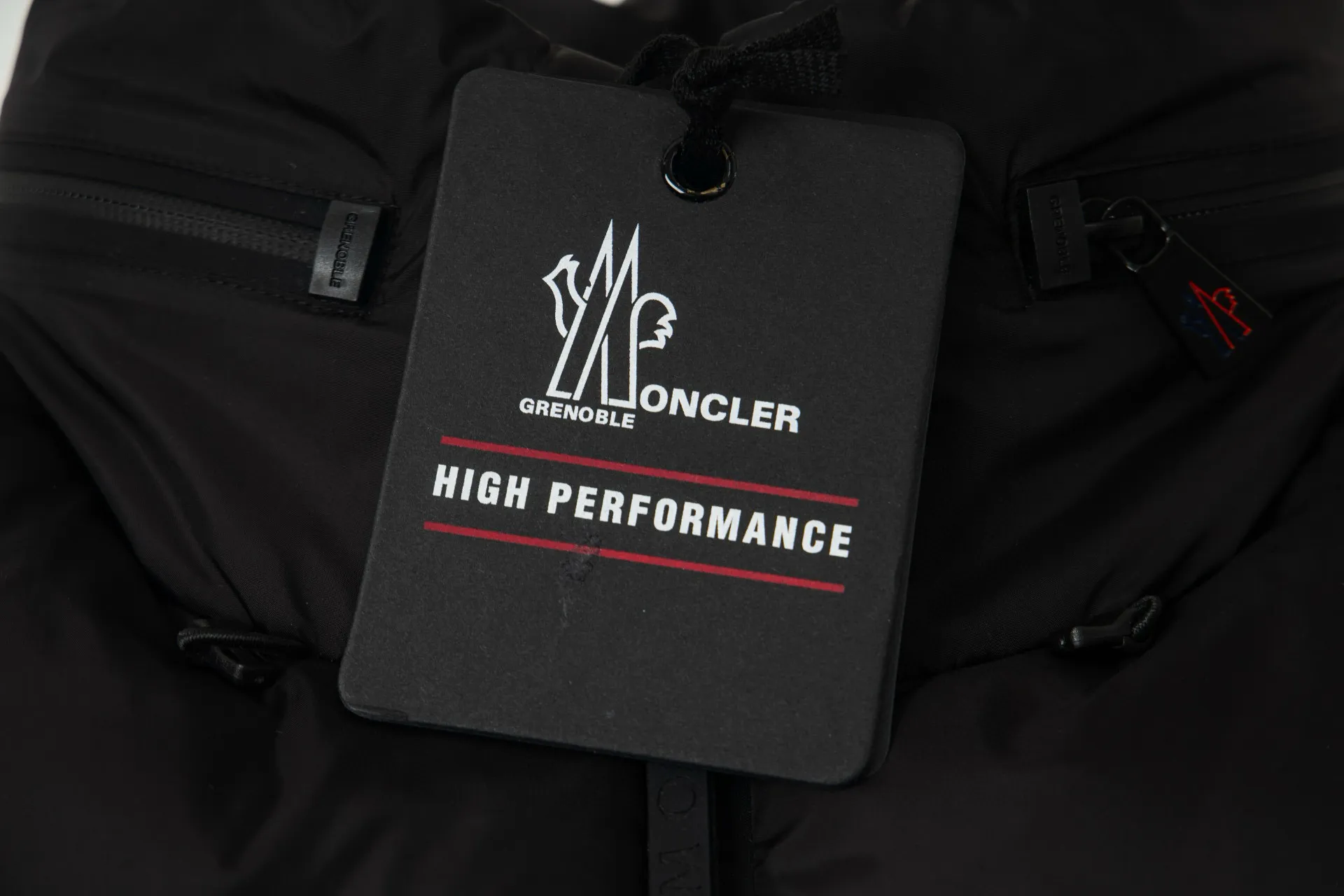 P1010 Style number: G119 Moncler autumn and winter new style down jacket with classic printed logo on the chest 1️⃣ Made of high-grade down, super soft and full of feathers, super heavy-duty fabrics with excellent workmanship! 2️⃣Original custom-made hardware accessories are all imported and original, absolutely high quality, a full set of customized accessories, complete with three standards, same style for men and women, a must-have for couples! 2️⃣It is very youthful and energetic, and can be easily worn by both men and women. It is very in line with the fashion aesthetic concepts of today's young people! Color: Black Size: 1.2.3.4