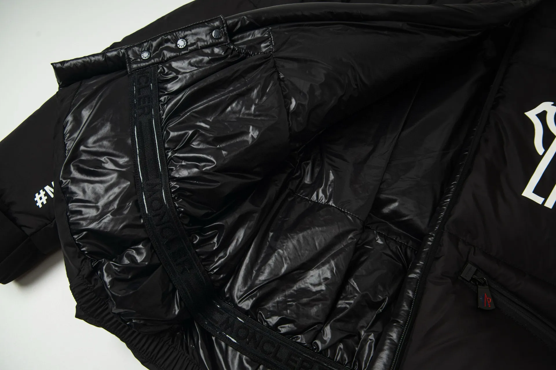 P1010 Style number: G119 Moncler autumn and winter new style down jacket with classic printed logo on the chest 1️⃣ Made of high-grade down, super soft and full of feathers, super heavy-duty fabrics with excellent workmanship! 2️⃣Original custom-made hardware accessories are all imported and original, absolutely high quality, a full set of customized accessories, complete with three standards, same style for men and women, a must-have for couples! 2️⃣It is very youthful and energetic, and can be easily worn by both men and women. It is very in line with the fashion aesthetic concepts of today's young people! Color: Black Size: 1.2.3.4