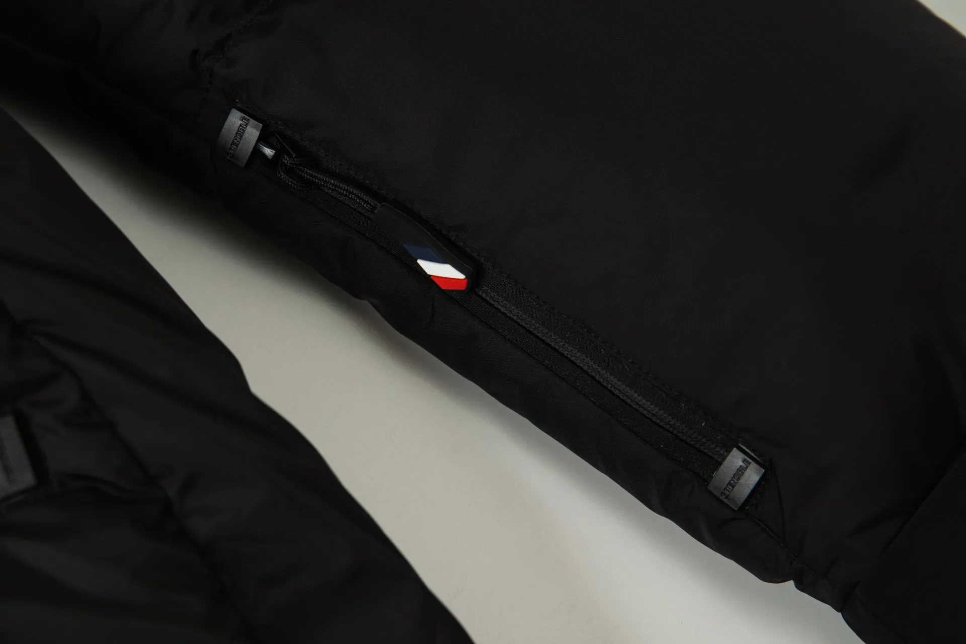 P1010 Style number: G119 Moncler autumn and winter new style down jacket with classic printed logo on the chest 1️⃣ Made of high-grade down, super soft and full of feathers, super heavy-duty fabrics with excellent workmanship! 2️⃣Original custom-made hardware accessories are all imported and original, absolutely high quality, a full set of customized accessories, complete with three standards, same style for men and women, a must-have for couples! 2️⃣It is very youthful and energetic, and can be easily worn by both men and women. It is very in line with the fashion aesthetic concepts of today's young people! Color: Black Size: 1.2.3.4