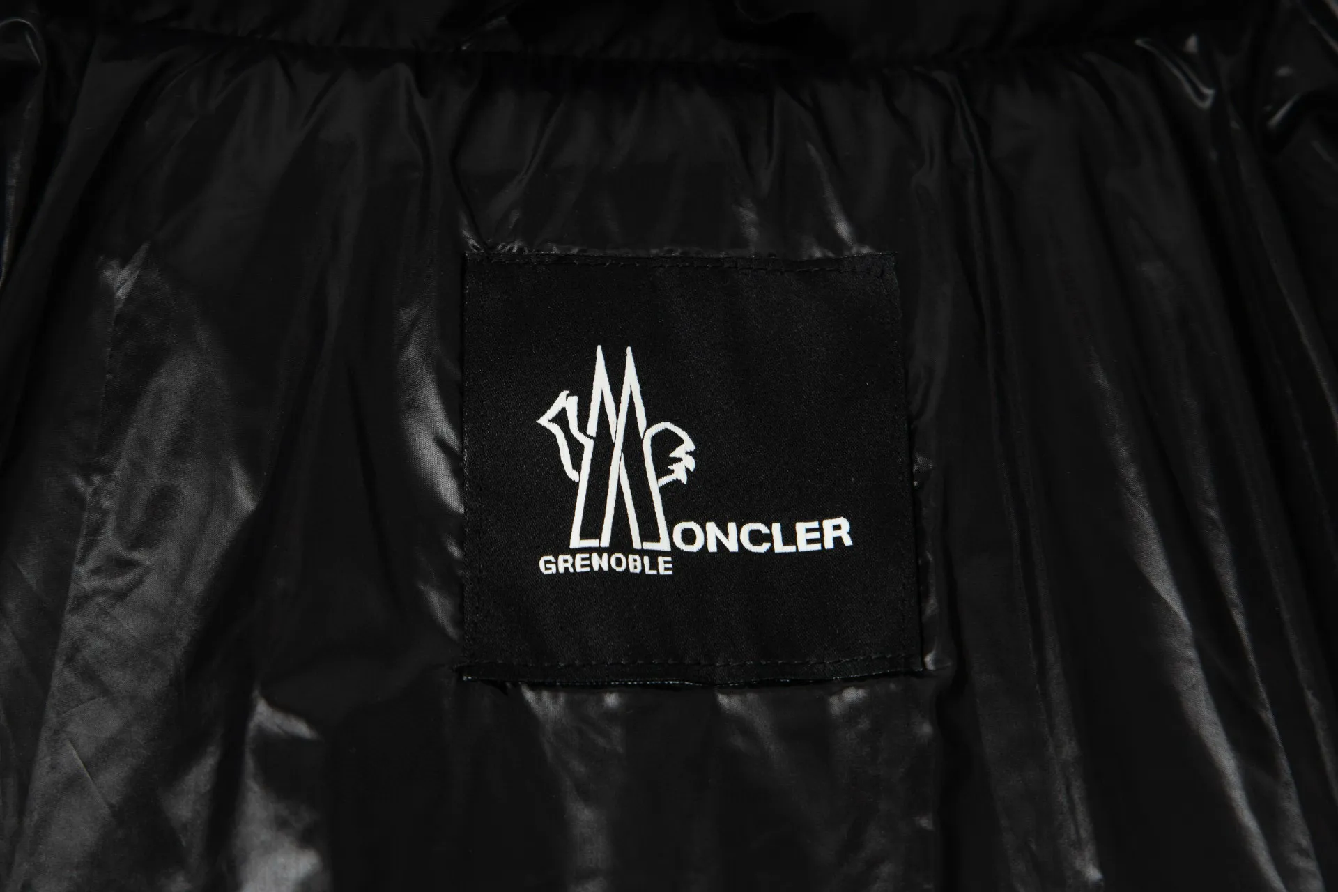 P1010 Style number: G119 Moncler autumn and winter new style down jacket with classic printed logo on the chest 1️⃣ Made of high-grade down, super soft and full of feathers, super heavy-duty fabrics with excellent workmanship! 2️⃣Original custom-made hardware accessories are all imported and original, absolutely high quality, a full set of customized accessories, complete with three standards, same style for men and women, a must-have for couples! 2️⃣It is very youthful and energetic, and can be easily worn by both men and women. It is very in line with the fashion aesthetic concepts of today's young people! Color: Black Size: 1.2.3.4