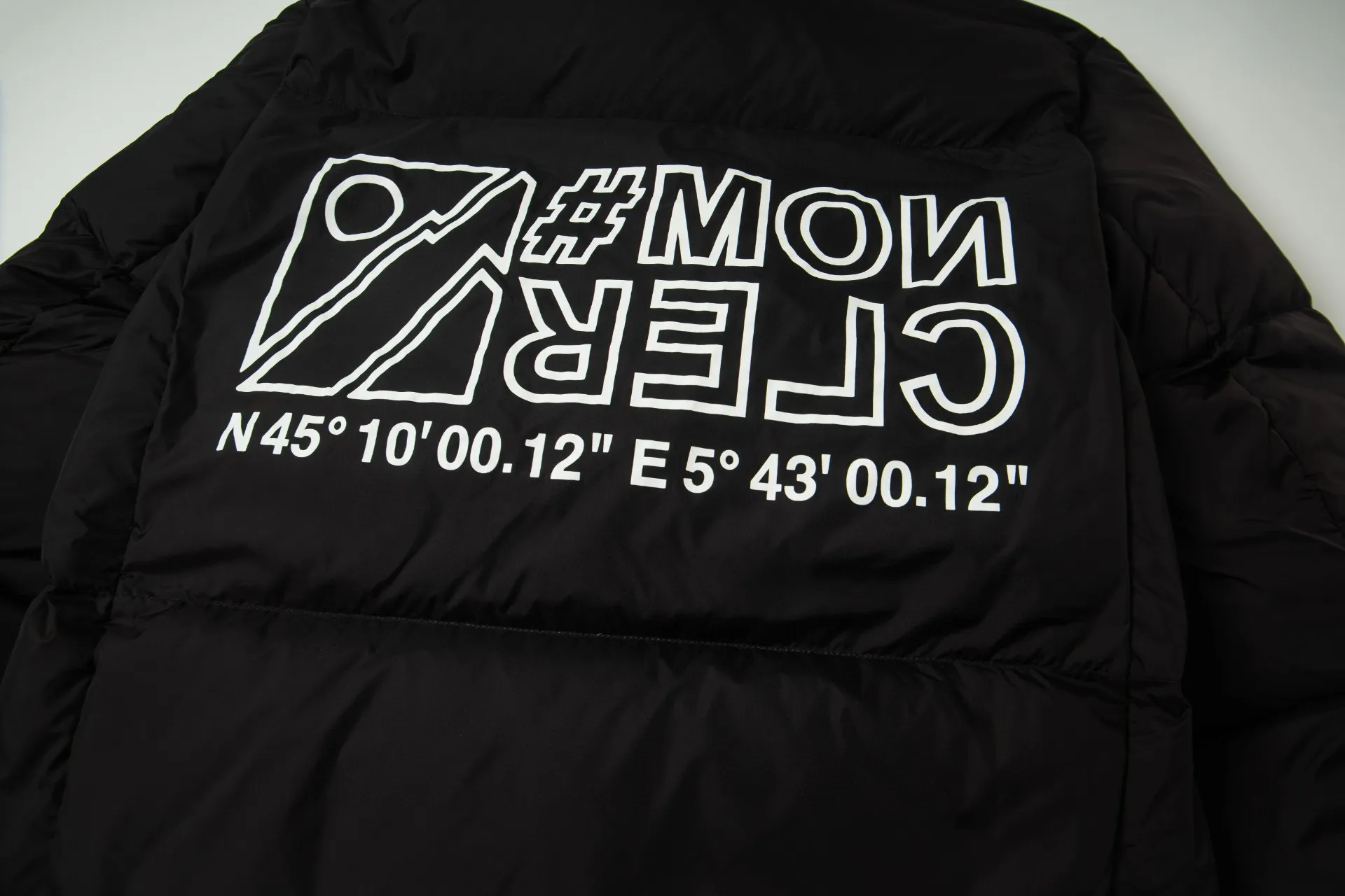 P1010 Style number: G119 Moncler autumn and winter new style down jacket with classic printed logo on the chest 1️⃣ Made of high-grade down, super soft and full of feathers, super heavy-duty fabrics with excellent workmanship! 2️⃣Original custom-made hardware accessories are all imported and original, absolutely high quality, a full set of customized accessories, complete with three standards, same style for men and women, a must-have for couples! 2️⃣It is very youthful and energetic, and can be easily worn by both men and women. It is very in line with the fashion aesthetic concepts of today's young people! Color: Black Size: 1.2.3.4