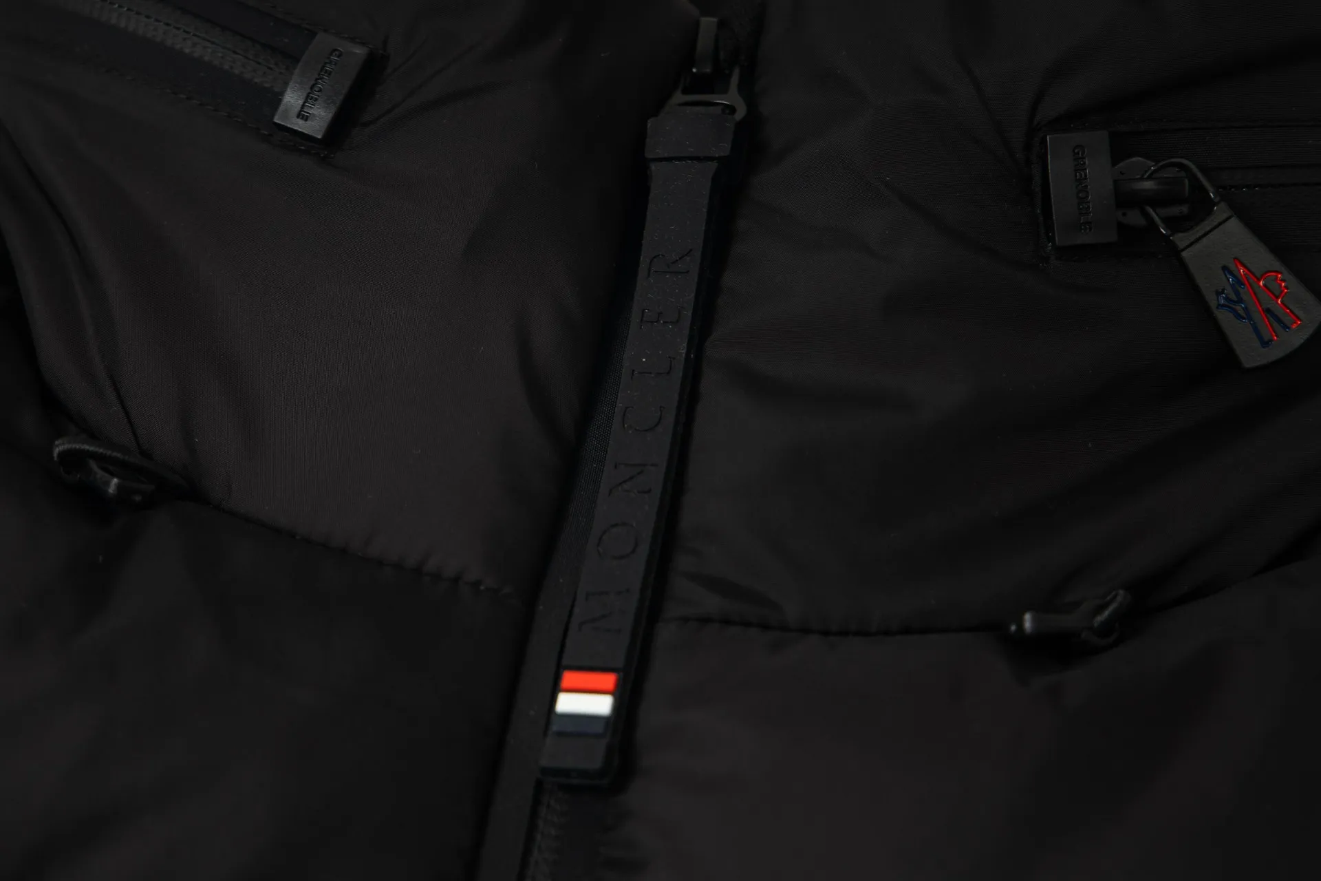 P1010 Style number: G119 Moncler autumn and winter new style down jacket with classic printed logo on the chest 1️⃣ Made of high-grade down, super soft and full of feathers, super heavy-duty fabrics with excellent workmanship! 2️⃣Original custom-made hardware accessories are all imported and original, absolutely high quality, a full set of customized accessories, complete with three standards, same style for men and women, a must-have for couples! 2️⃣It is very youthful and energetic, and can be easily worn by both men and women. It is very in line with the fashion aesthetic concepts of today's young people! Color: Black Size: 1.2.3.4