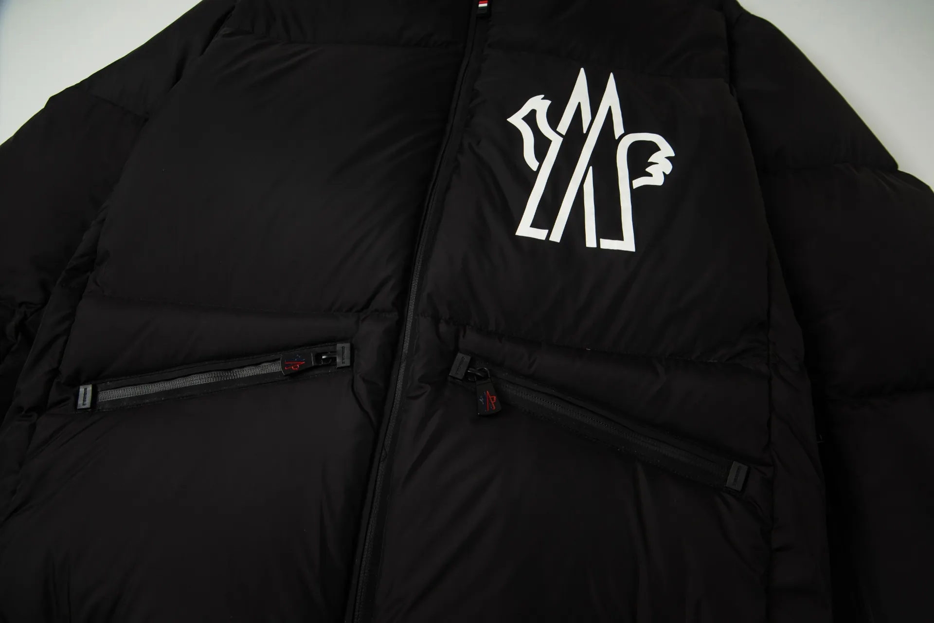 P1010 Style number: G119 Moncler autumn and winter new style down jacket with classic printed logo on the chest 1️⃣ Made of high-grade down, super soft and full of feathers, super heavy-duty fabrics with excellent workmanship! 2️⃣Original custom-made hardware accessories are all imported and original, absolutely high quality, a full set of customized accessories, complete with three standards, same style for men and women, a must-have for couples! 2️⃣It is very youthful and energetic, and can be easily worn by both men and women. It is very in line with the fashion aesthetic concepts of today's young people! Color: Black Size: 1.2.3.4