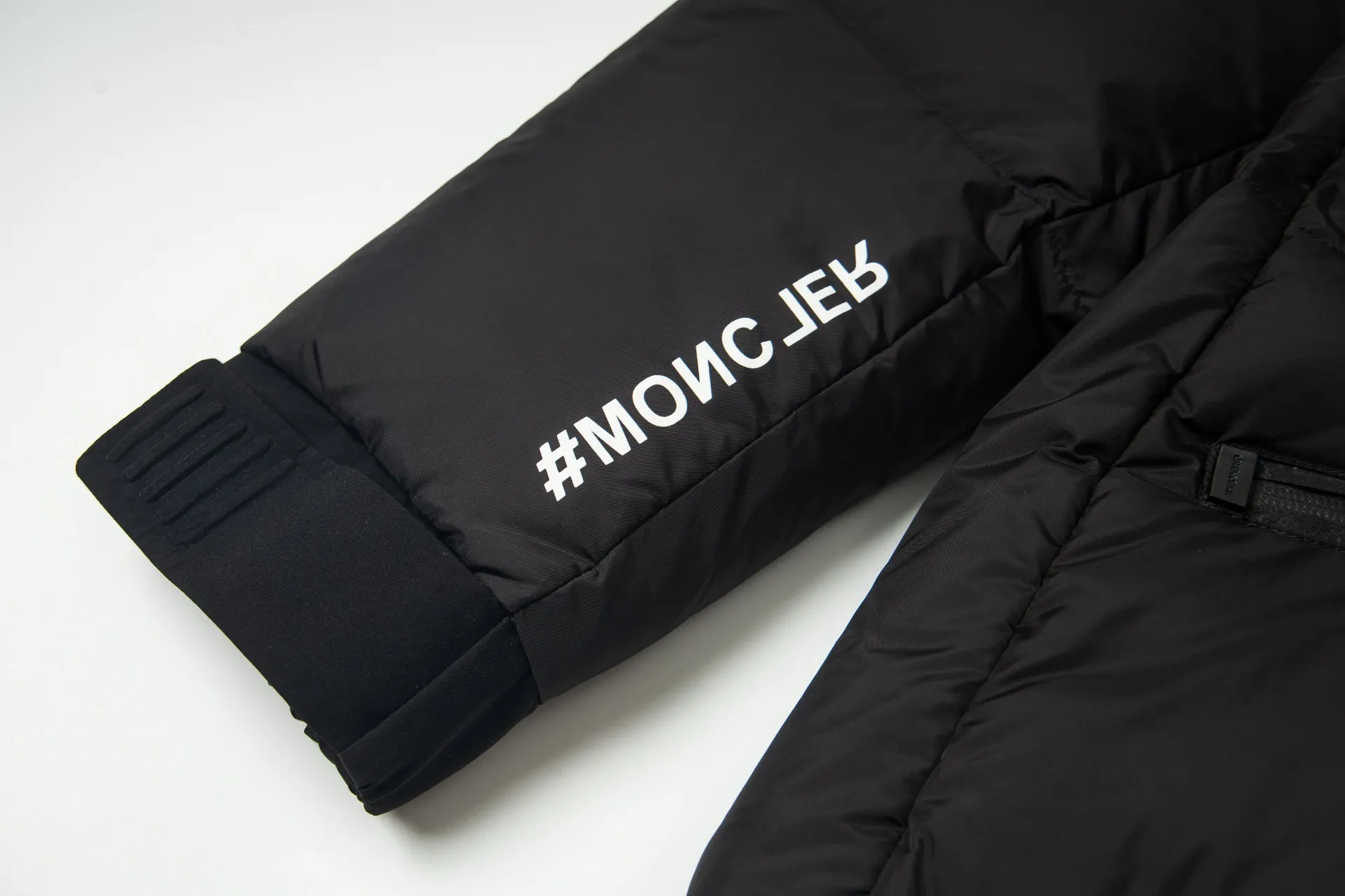 P1010 Style number: G119 Moncler autumn and winter new style down jacket with classic printed logo on the chest 1️⃣ Made of high-grade down, super soft and full of feathers, super heavy-duty fabrics with excellent workmanship! 2️⃣Original custom-made hardware accessories are all imported and original, absolutely high quality, a full set of customized accessories, complete with three standards, same style for men and women, a must-have for couples! 2️⃣It is very youthful and energetic, and can be easily worn by both men and women. It is very in line with the fashion aesthetic concepts of today's young people! Color: Black Size: 1.2.3.4