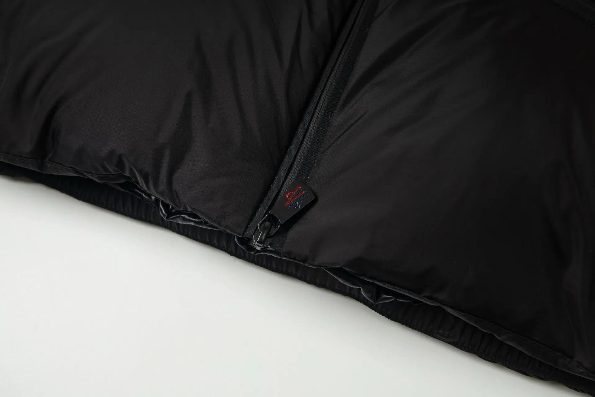 P1010 Style number: G119 Moncler autumn and winter new style down jacket with classic printed logo on the chest 1️⃣ Made of high-grade down, super soft and full of feathers, super heavy-duty fabrics with excellent workmanship! 2️⃣Original custom-made hardware accessories are all imported and original, absolutely high quality, a full set of customized accessories, complete with three standards, same style for men and women, a must-have for couples! 2️⃣It is very youthful and energetic, and can be easily worn by both men and women. It is very in line with the fashion aesthetic concepts of today's young people! Color: Black Size: 1.2.3.4