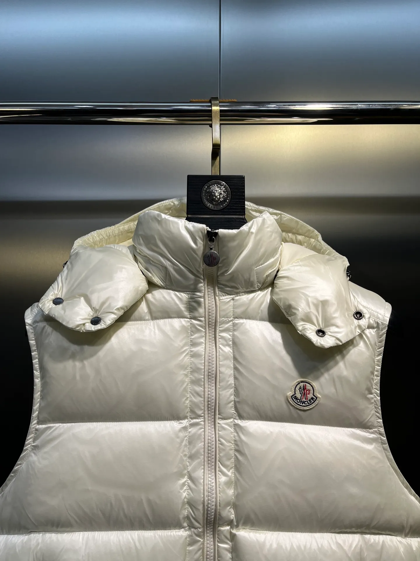P510 moncler 🌟Classic hooded down, removable, a must-have for all kinds of experts, same style for men and women, super hot style, versatile hooded down that allows you to be stylish and fashionable easily. The lining is made of 90% white duck down, and its warmth retention is three times higher than ordinary ones! Original chest label 1:1 customized, classic without too much copywriting size: 12345