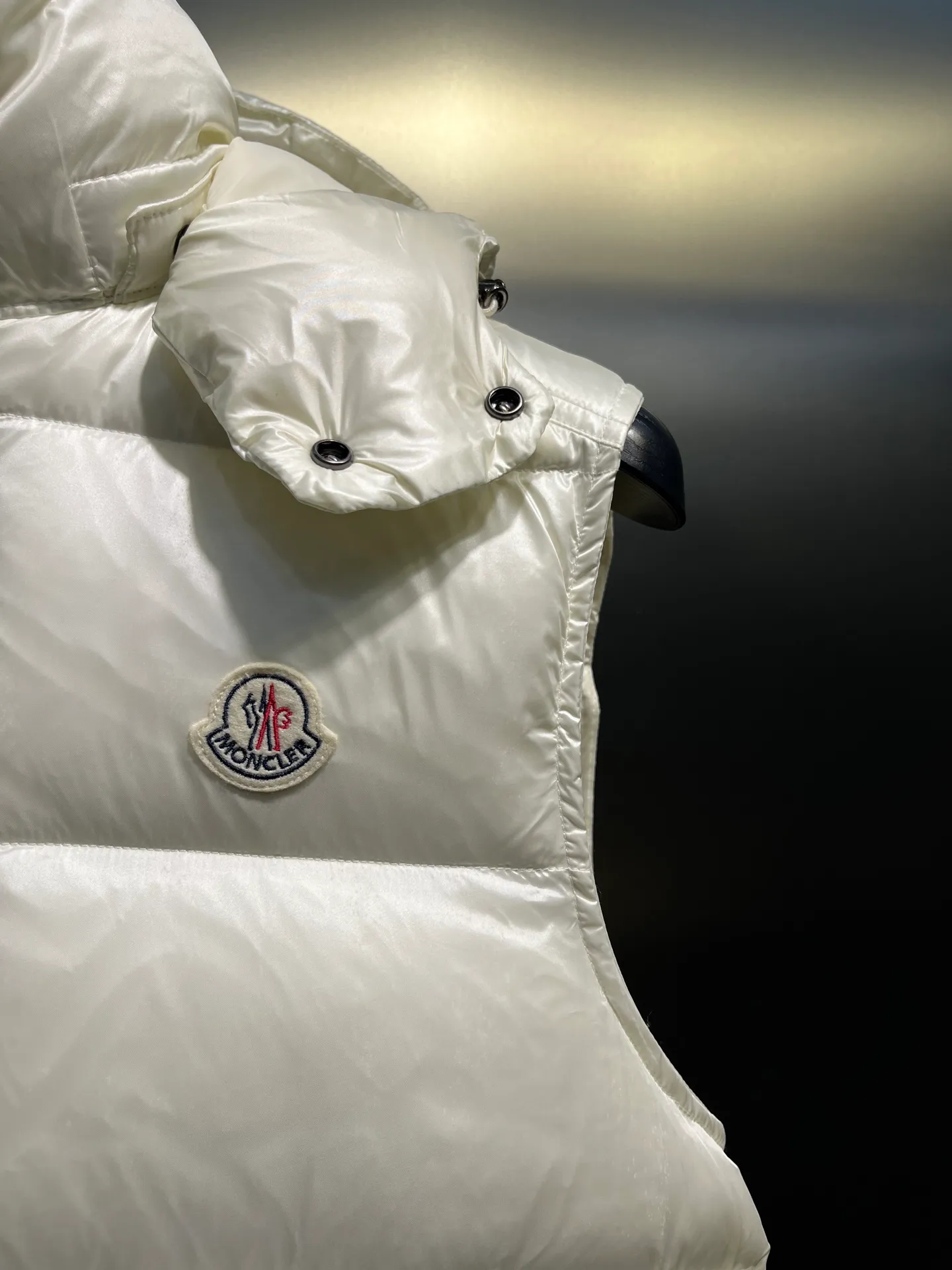 P510 moncler 🌟Classic hooded down, removable, a must-have for all kinds of experts, same style for men and women, super hot style, versatile hooded down that allows you to be stylish and fashionable easily. The lining is made of 90% white duck down, and its warmth retention is three times higher than ordinary ones! Original chest label 1:1 customized, classic without too much copywriting size: 12345