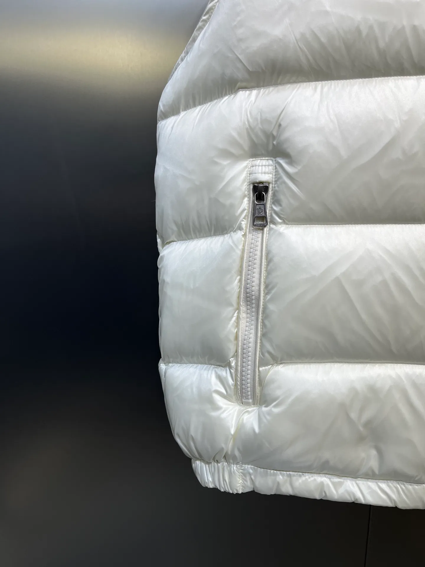 P510 moncler 🌟Classic hooded down, removable, a must-have for all kinds of experts, same style for men and women, super hot style, versatile hooded down that allows you to be stylish and fashionable easily. The lining is made of 90% white duck down, and its warmth retention is three times higher than ordinary ones! Original chest label 1:1 customized, classic without too much copywriting size: 12345