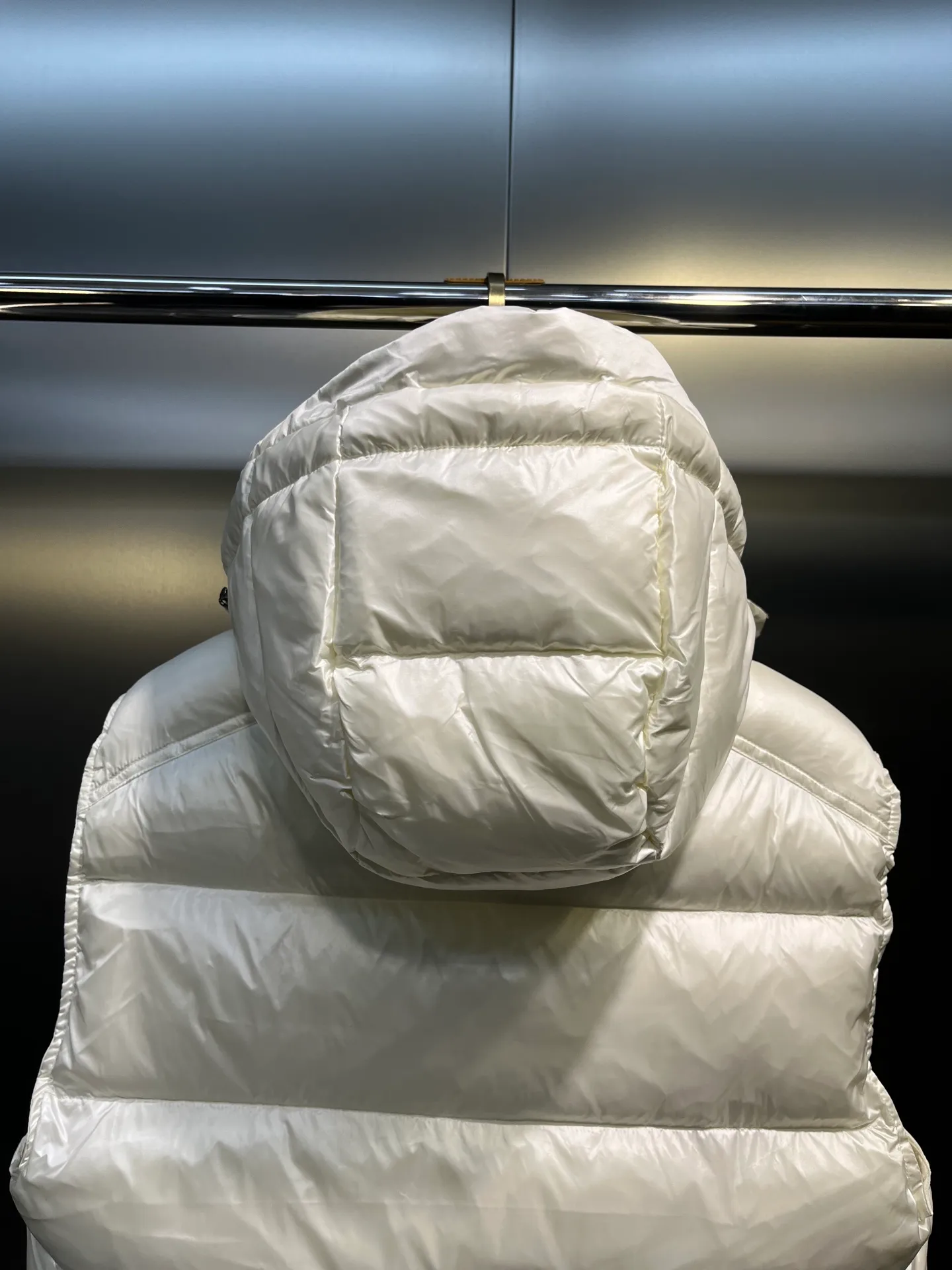 P510 moncler 🌟Classic hooded down, removable, a must-have for all kinds of experts, same style for men and women, super hot style, versatile hooded down that allows you to be stylish and fashionable easily. The lining is made of 90% white duck down, and its warmth retention is three times higher than ordinary ones! Original chest label 1:1 customized, classic without too much copywriting size: 12345