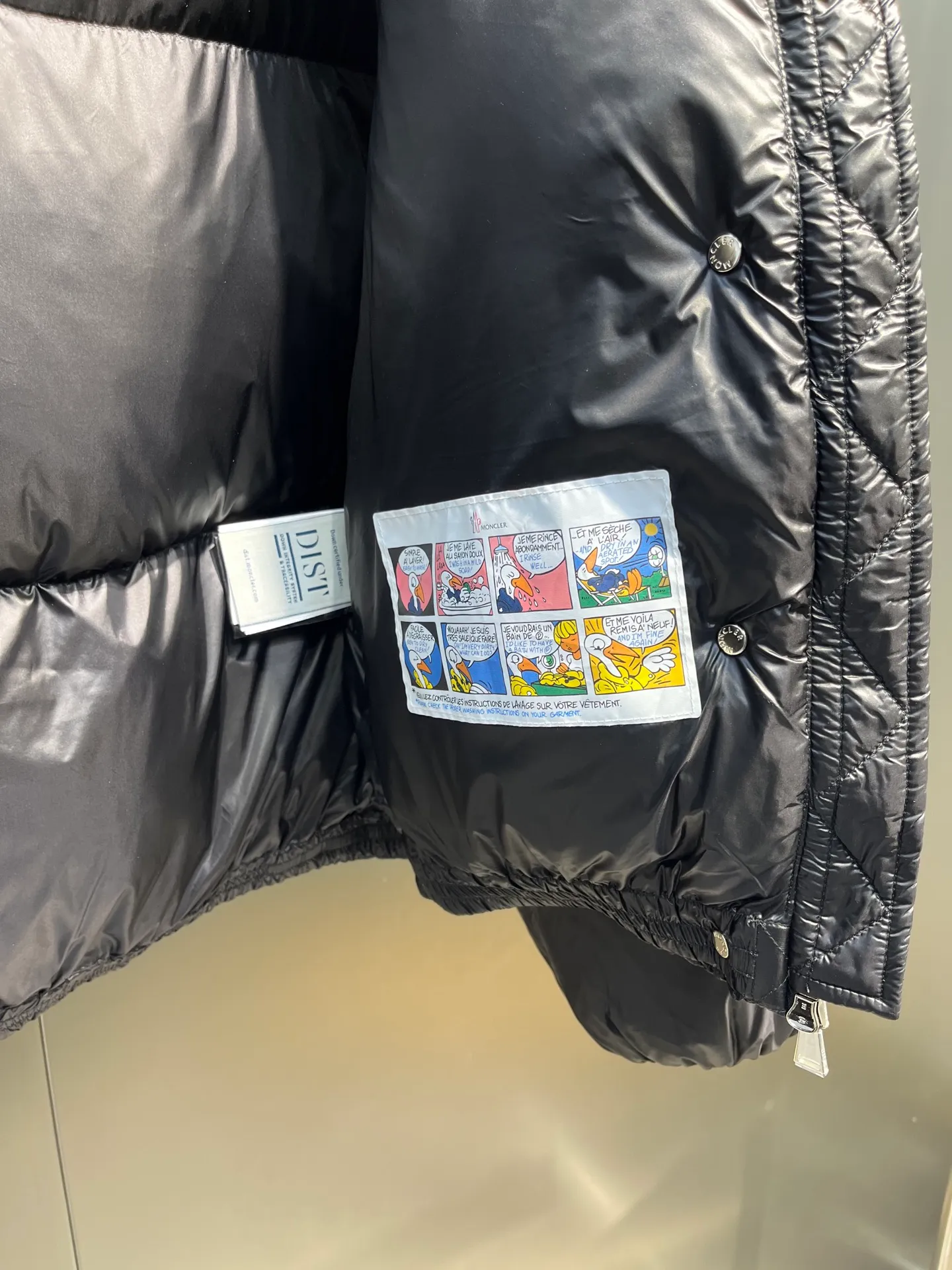 P900 moncler 🌟 Moner - Borey women's 2-in-1 short down can be used as a classic down or as a cloak. It is a practical and easy-to-wear item; stand-up collar hooded two-wear down. Customized yb fabric accessories, warm and fashionable. The splicing design has a particularly cloudy feel. The quality of workmanship depends on the details! Made of lightweight light nylon material, it features luxurious and lustrous features. It has adjustable sleeves that can be worn as a poncho when opened. The hood design comes from the classic Parker series and features an oversized silhouette, which is fashionable and warm. Size: 012