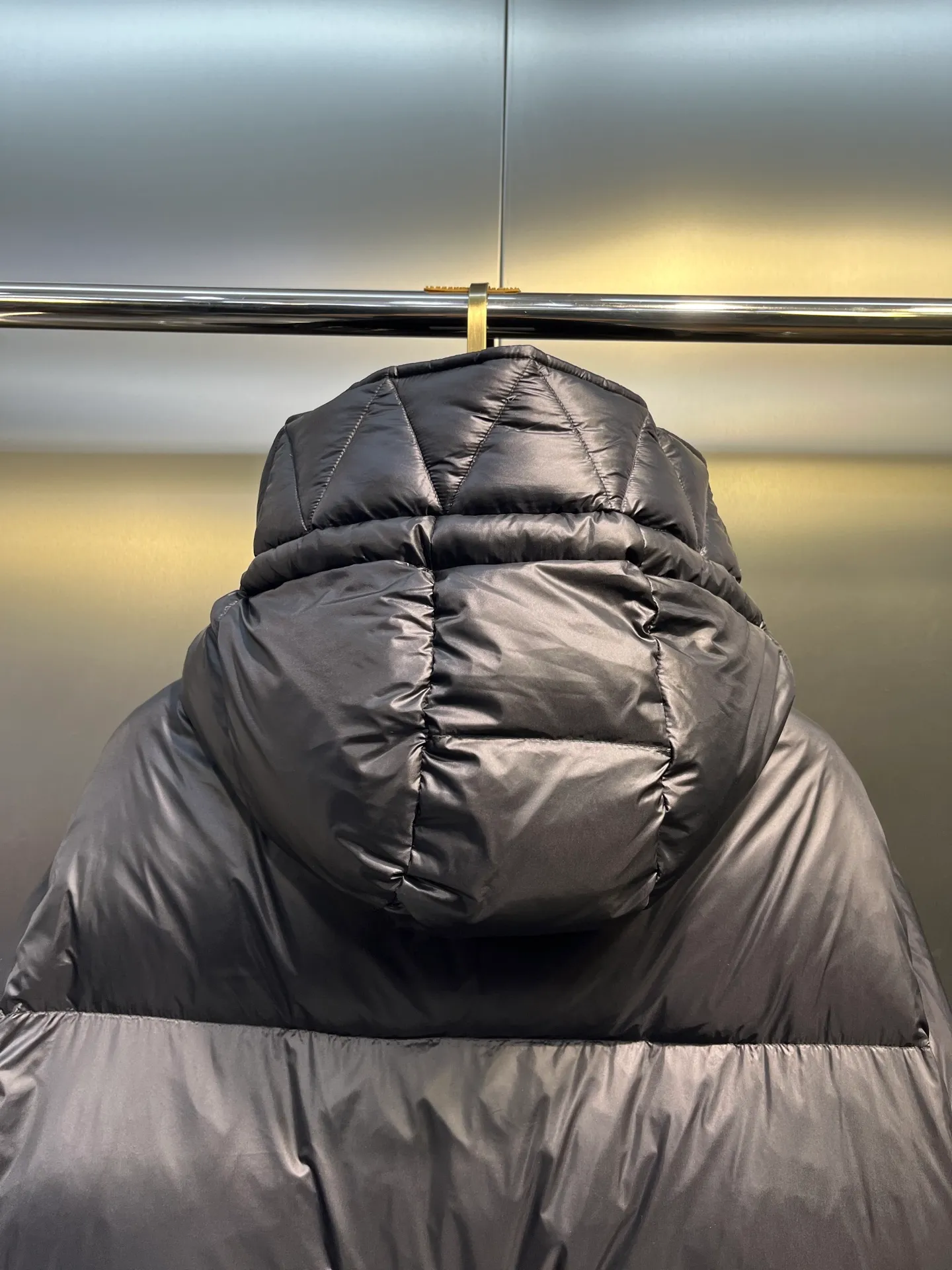 P900 moncler 🌟 Moner - Borey women's 2-in-1 short down can be used as a classic down or as a cloak. It is a practical and easy-to-wear item; stand-up collar hooded two-wear down. Customized yb fabric accessories, warm and fashionable. The splicing design has a particularly cloudy feel. The quality of workmanship depends on the details! Made of lightweight light nylon material, it features luxurious and lustrous features. It has adjustable sleeves that can be worn as a poncho when opened. The hood design comes from the classic Parker series and features an oversized silhouette, which is fashionable and warm. Size: 012