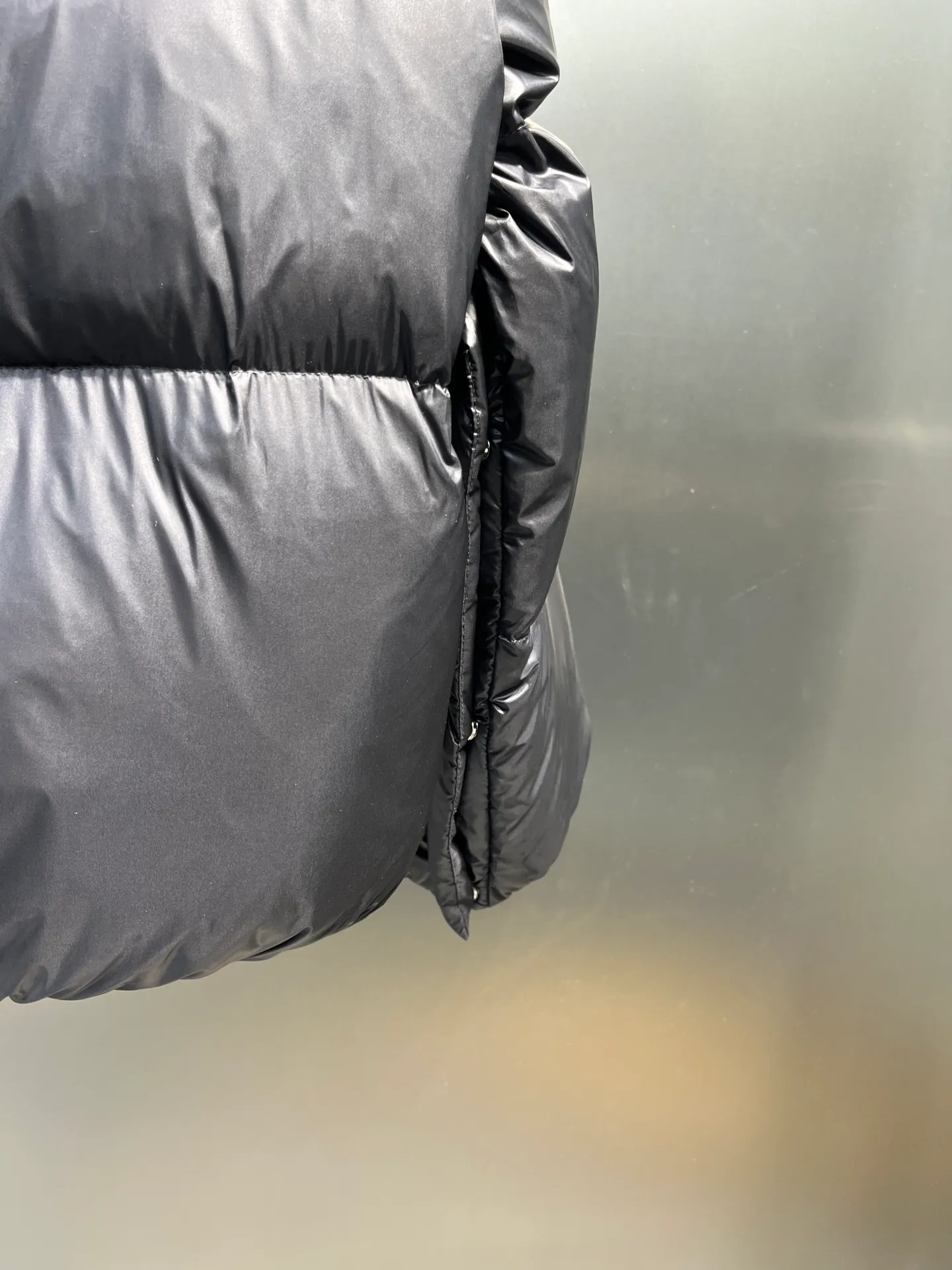 P900 moncler 🌟 Moner - Borey women's 2-in-1 short down can be used as a classic down or as a cloak. It is a practical and easy-to-wear item; stand-up collar hooded two-wear down. Customized yb fabric accessories, warm and fashionable. The splicing design has a particularly cloudy feel. The quality of workmanship depends on the details! Made of lightweight light nylon material, it features luxurious and lustrous features. It has adjustable sleeves that can be worn as a poncho when opened. The hood design comes from the classic Parker series and features an oversized silhouette, which is fashionable and warm. Size: 012