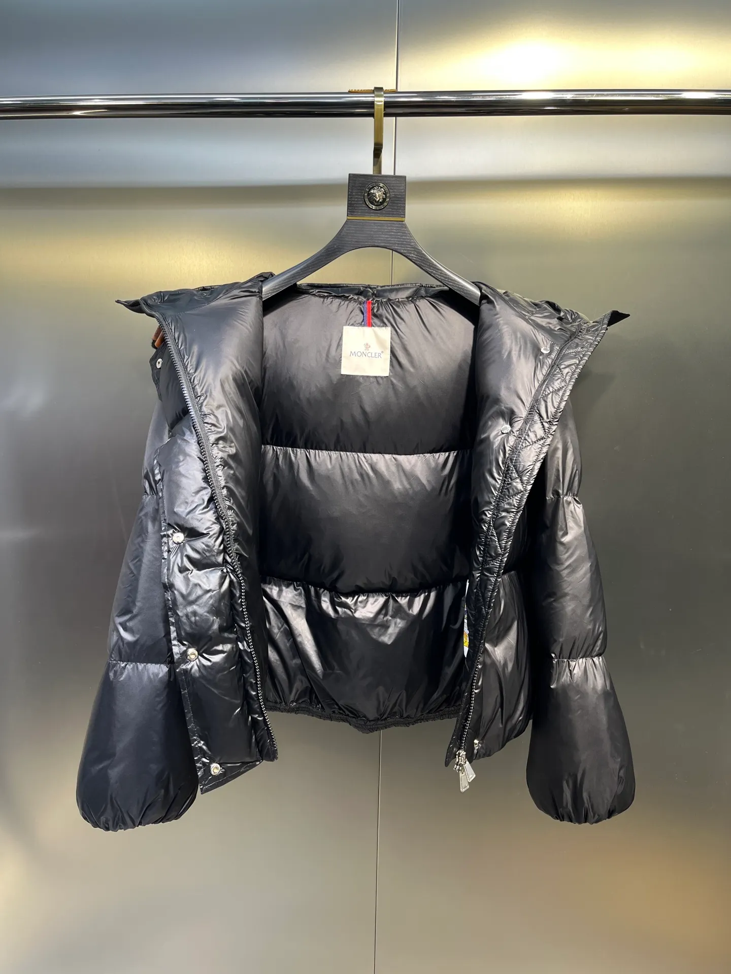 P900 moncler 🌟 Moner - Borey women's 2-in-1 short down can be used as a classic down or as a cloak. It is a practical and easy-to-wear item; stand-up collar hooded two-wear down. Customized yb fabric accessories, warm and fashionable. The splicing design has a particularly cloudy feel. The quality of workmanship depends on the details! Made of lightweight light nylon material, it features luxurious and lustrous features. It has adjustable sleeves that can be worn as a poncho when opened. The hood design comes from the classic Parker series and features an oversized silhouette, which is fashionable and warm. Size: 012