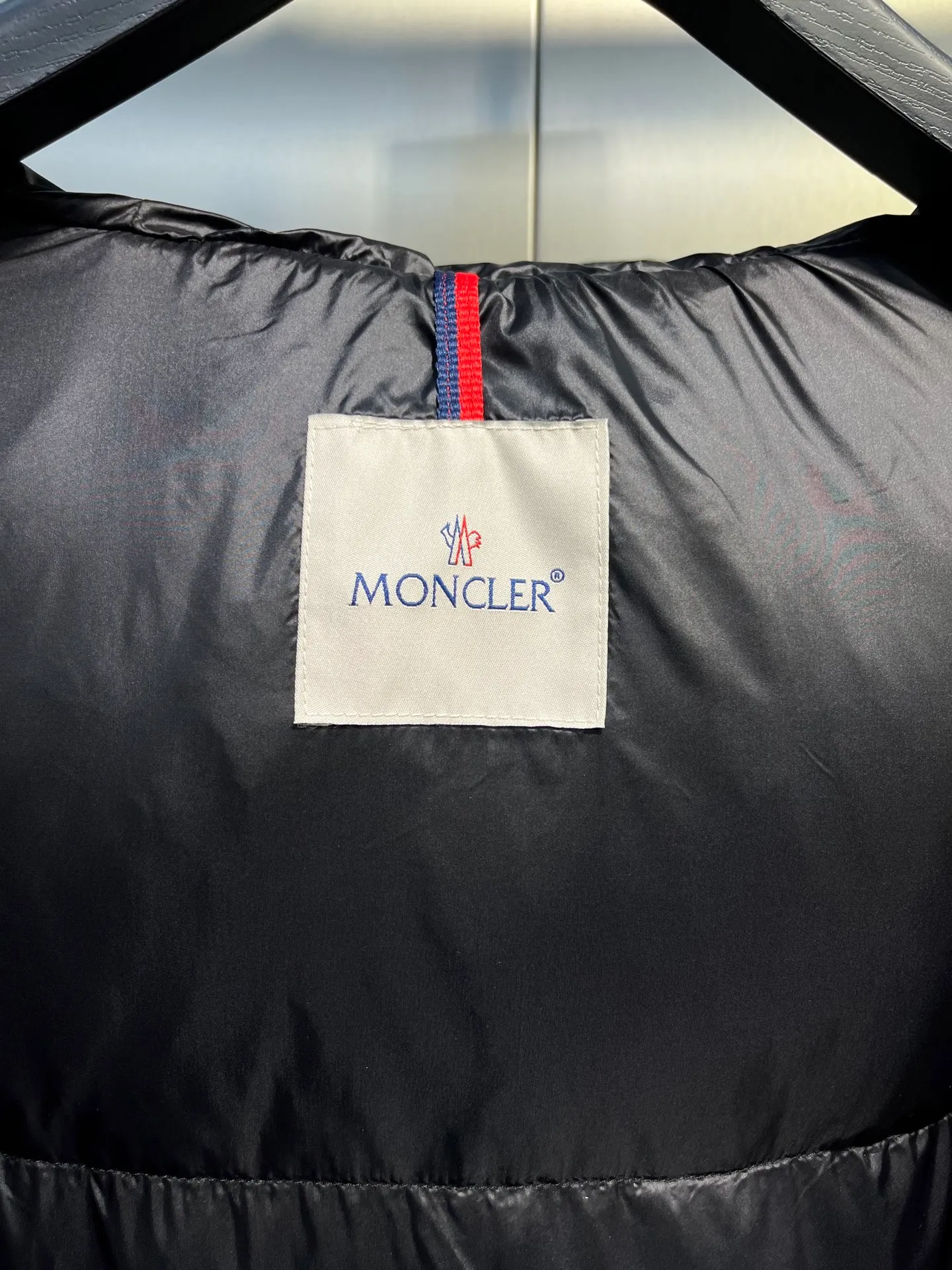 P900 moncler 🌟 Moner - Borey women's 2-in-1 short down can be used as a classic down or as a cloak. It is a practical and easy-to-wear item; stand-up collar hooded two-wear down. Customized yb fabric accessories, warm and fashionable. The splicing design has a particularly cloudy feel. The quality of workmanship depends on the details! Made of lightweight light nylon material, it features luxurious and lustrous features. It has adjustable sleeves that can be worn as a poncho when opened. The hood design comes from the classic Parker series and features an oversized silhouette, which is fashionable and warm. Size: 012