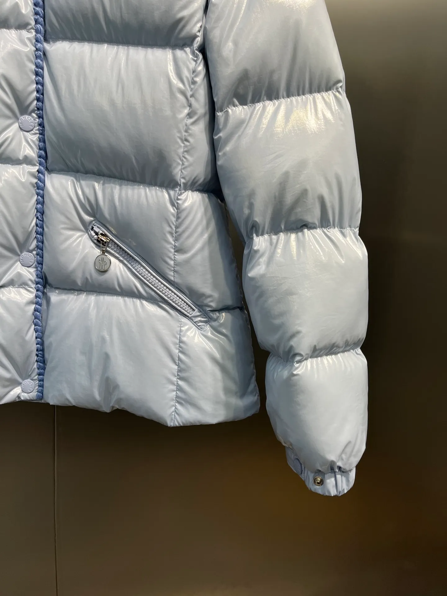 P900 Moncler🌟25 new oil wax leather waist style GLAREIN hooded long-sleeved down jacket for women. Oil wax leather coated new fabric, slim design style, warm and slimming, 90% duck down filling, molded custom hardware. Color: red, white, blue, black Code number: 1234