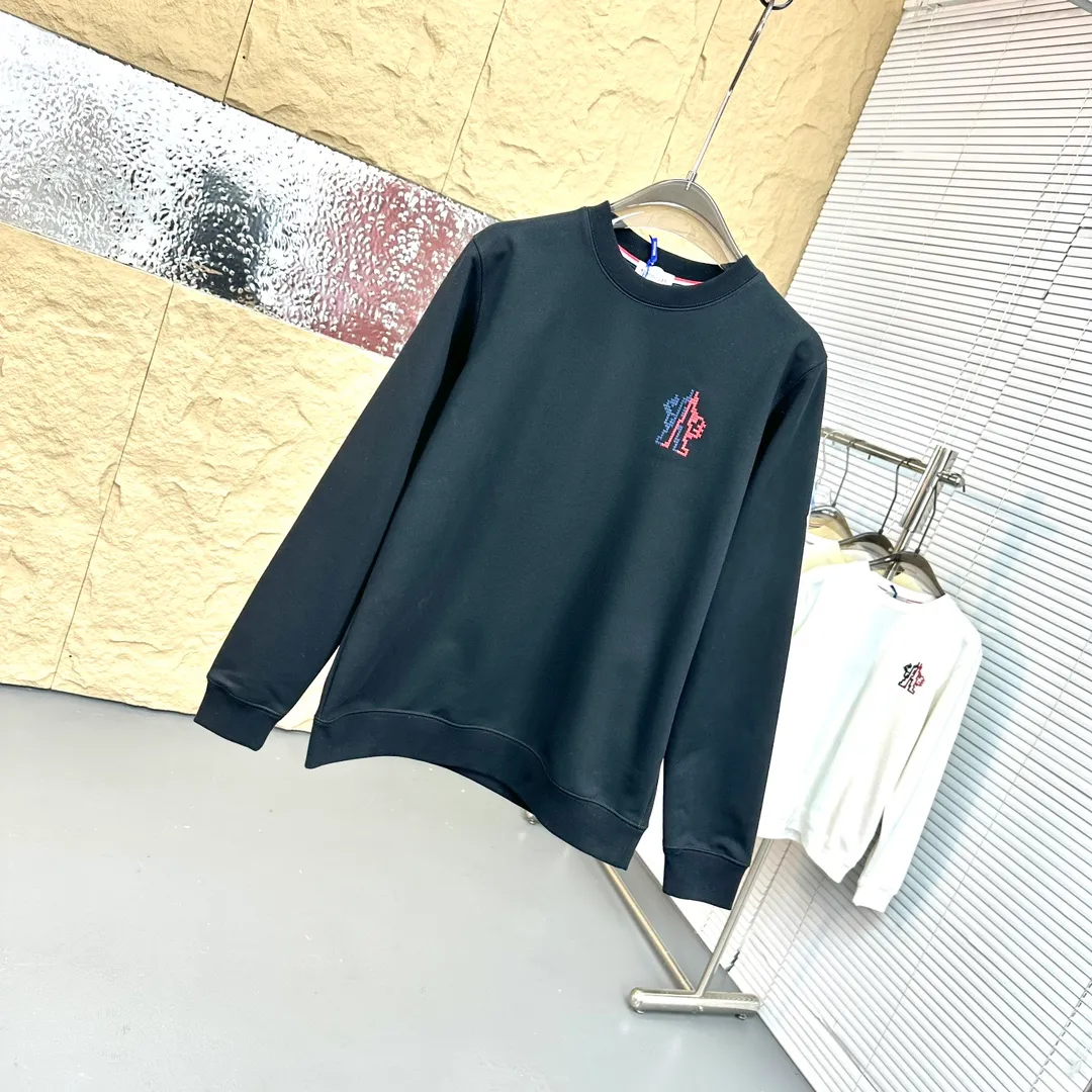 P280 Brand: Mengkou🤳𝐌𝐎𝐍𝐂𝐋𝐄𝐑 Fabric: ☑️Made of 440g double-strand pure cotton terry👕 Fabric: ☑️Thread with 1*1 double yarn thread. 🔜Comes with dyeing in the same tank. Craftsmanship: ☑️The embroidery uses 3D three-dimensional embroidery technology, 🇧🇫The original computer scan and print is restored 1:1. The pattern is clear and the needle count is dense. It is a rare high-end product on the market! 🇲🇩All three standards are complete! Size: ☑️S 〰️M 〰️L 〰️XL 〰️XXL