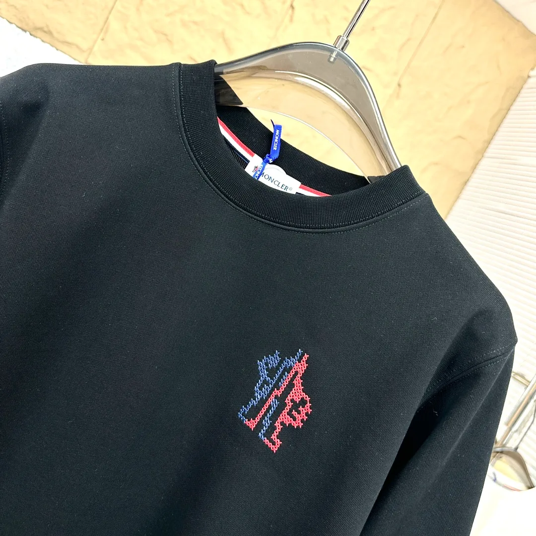 P280 Brand: Mengkou🤳𝐌𝐎𝐍𝐂𝐋𝐄𝐑 Fabric: ☑️Made of 440g double-strand pure cotton terry👕 Fabric: ☑️Thread with 1*1 double yarn thread. 🔜Comes with dyeing in the same tank. Craftsmanship: ☑️The embroidery uses 3D three-dimensional embroidery technology, 🇧🇫The original computer scan and print is restored 1:1. The pattern is clear and the needle count is dense. It is a rare high-end product on the market! 🇲🇩All three standards are complete! Size: ☑️S 〰️M 〰️L 〰️XL 〰️XXL