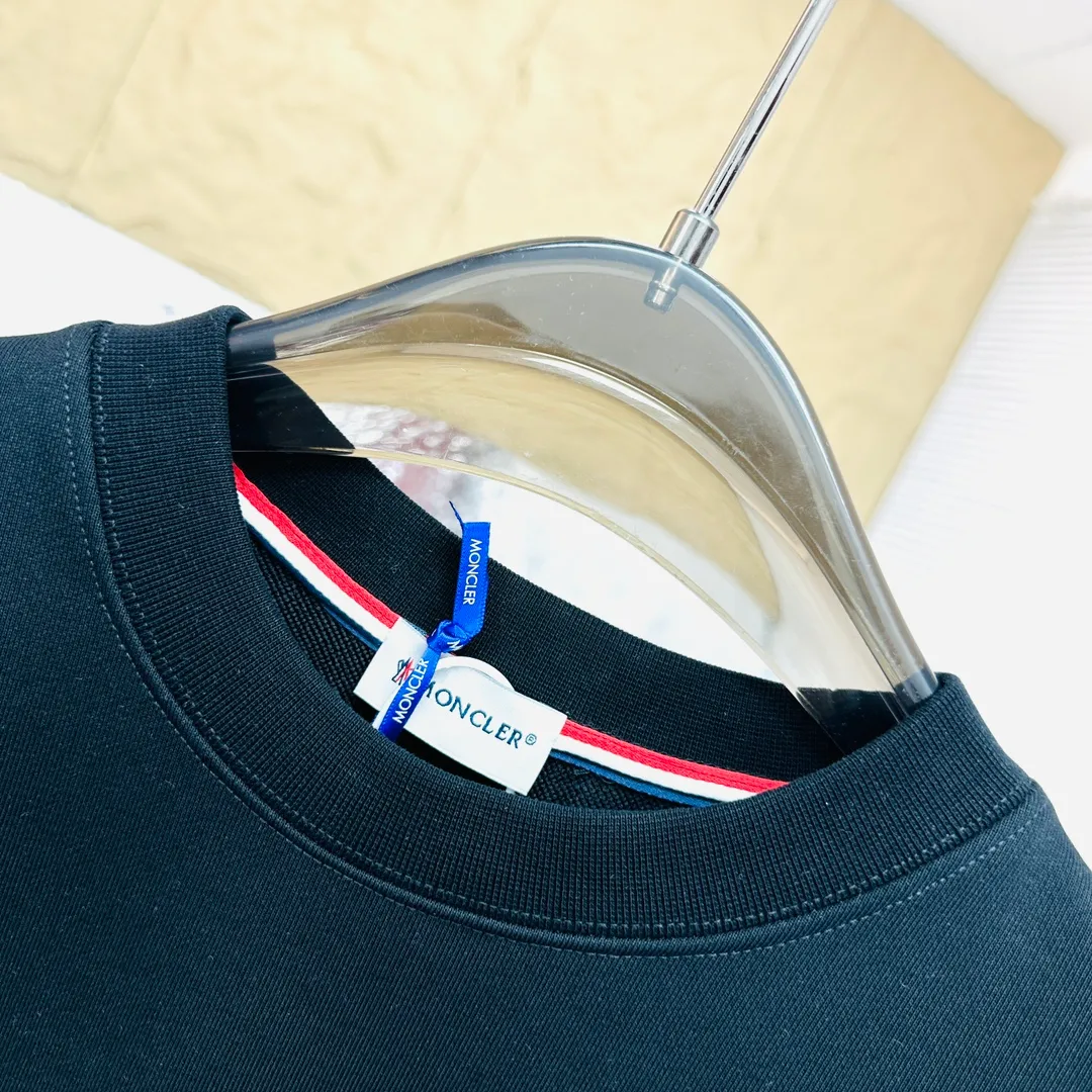 P280 Brand: Mengkou🤳𝐌𝐎𝐍𝐂𝐋𝐄𝐑 Fabric: ☑️Made of 440g double-strand pure cotton terry👕 Fabric: ☑️Thread with 1*1 double yarn thread. 🔜Comes with dyeing in the same tank. Craftsmanship: ☑️The embroidery uses 3D three-dimensional embroidery technology, 🇧🇫The original computer scan and print is restored 1:1. The pattern is clear and the needle count is dense. It is a rare high-end product on the market! 🇲🇩All three standards are complete! Size: ☑️S 〰️M 〰️L 〰️XL 〰️XXL