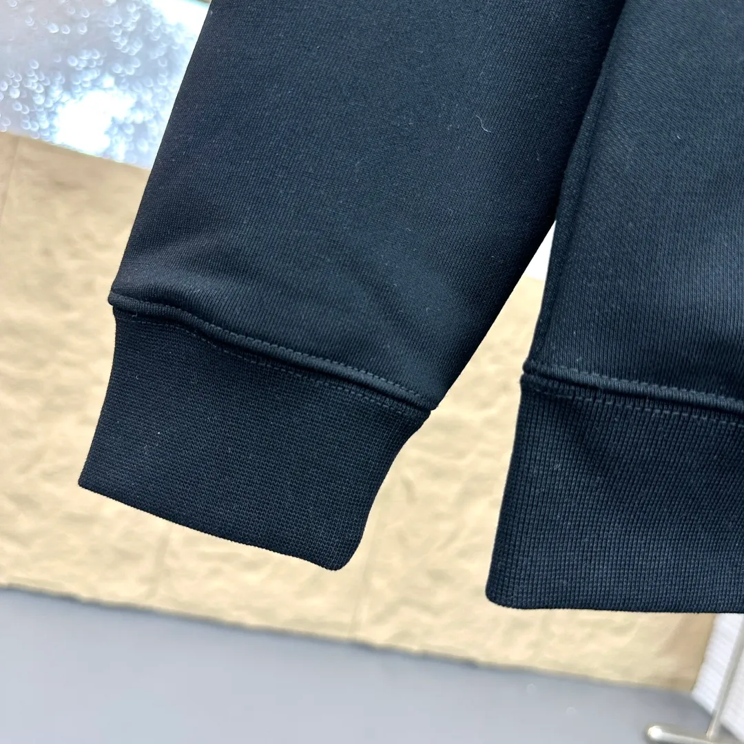 P280 Brand: Mengkou🤳𝐌𝐎𝐍𝐂𝐋𝐄𝐑 Fabric: ☑️Made of 440g double-strand pure cotton terry👕 Fabric: ☑️Thread with 1*1 double yarn thread. 🔜Comes with dyeing in the same tank. Craftsmanship: ☑️The embroidery uses 3D three-dimensional embroidery technology, 🇧🇫The original computer scan and print is restored 1:1. The pattern is clear and the needle count is dense. It is a rare high-end product on the market! 🇲🇩All three standards are complete! Size: ☑️S 〰️M 〰️L 〰️XL 〰️XXL