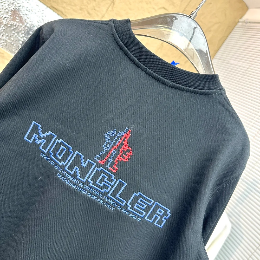 P280 Brand: Mengkou🤳𝐌𝐎𝐍𝐂𝐋𝐄𝐑 Fabric: ☑️Made of 440g double-strand pure cotton terry👕 Fabric: ☑️Thread with 1*1 double yarn thread. 🔜Comes with dyeing in the same tank. Craftsmanship: ☑️The embroidery uses 3D three-dimensional embroidery technology, 🇧🇫The original computer scan and print is restored 1:1. The pattern is clear and the needle count is dense. It is a rare high-end product on the market! 🇲🇩All three standards are complete! Size: ☑️S 〰️M 〰️L 〰️XL 〰️XXL