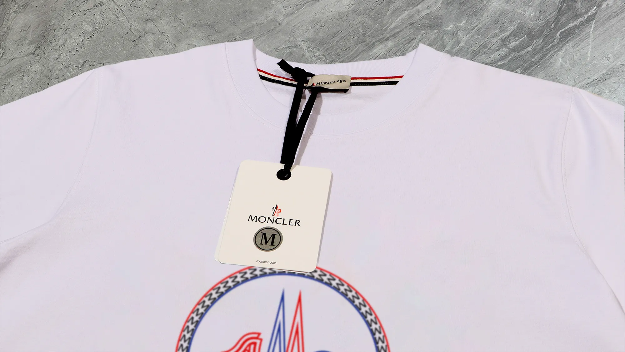 P210 High-version sweatshirt) [Long-term stock] 〖𝐌𝐎𝐍𝐂𝐋𝐄𝐑~Mask〗 Made of 440g heavy-weight fabric. It is different from the market currency. It can be matched with any variety and is properly handsome. 😎The whole dress is made of double waistcoats. The double waistcoats make the whole dress more three-dimensional. Not ordinary factories can do such fine work. 2025 Spring runway version of the T stage, on sale at the counter, round neck terry sweatshirt, high-end double-strand pure cotton, custom-made stretch ribs, dyed in the same vat, complete with three standards, matched with exquisite embroidered LOGO on the chest, simple and advanced, same style for men and women. Color: black, apricot, white, size: S M L XL 2XL