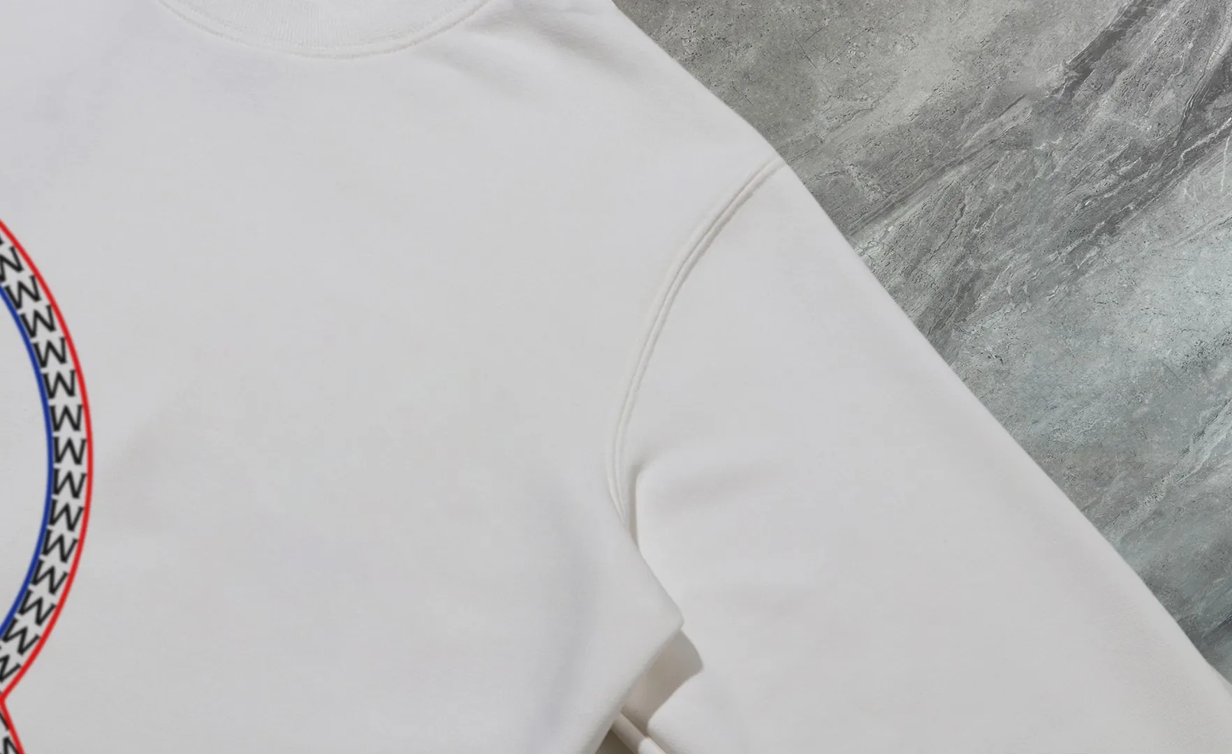 P210 High-version sweatshirt) [Long-term stock] 〖𝐌𝐎𝐍𝐂𝐋𝐄𝐑~Mask〗 Made of 440g heavy-weight fabric. It is different from the market currency. It can be matched with any variety and is properly handsome. 😎The whole dress is made of double waistcoats. The double waistcoats make the whole dress more three-dimensional. Not ordinary factories can do such fine work. 2025 Spring runway version of the T stage, on sale at the counter, round neck terry sweatshirt, high-end double-strand pure cotton, custom-made stretch ribs, dyed in the same vat, complete with three standards, matched with exquisite embroidered LOGO on the chest, simple and advanced, same style for men and women. Color: black, apricot, white, size: S M L XL 2XL